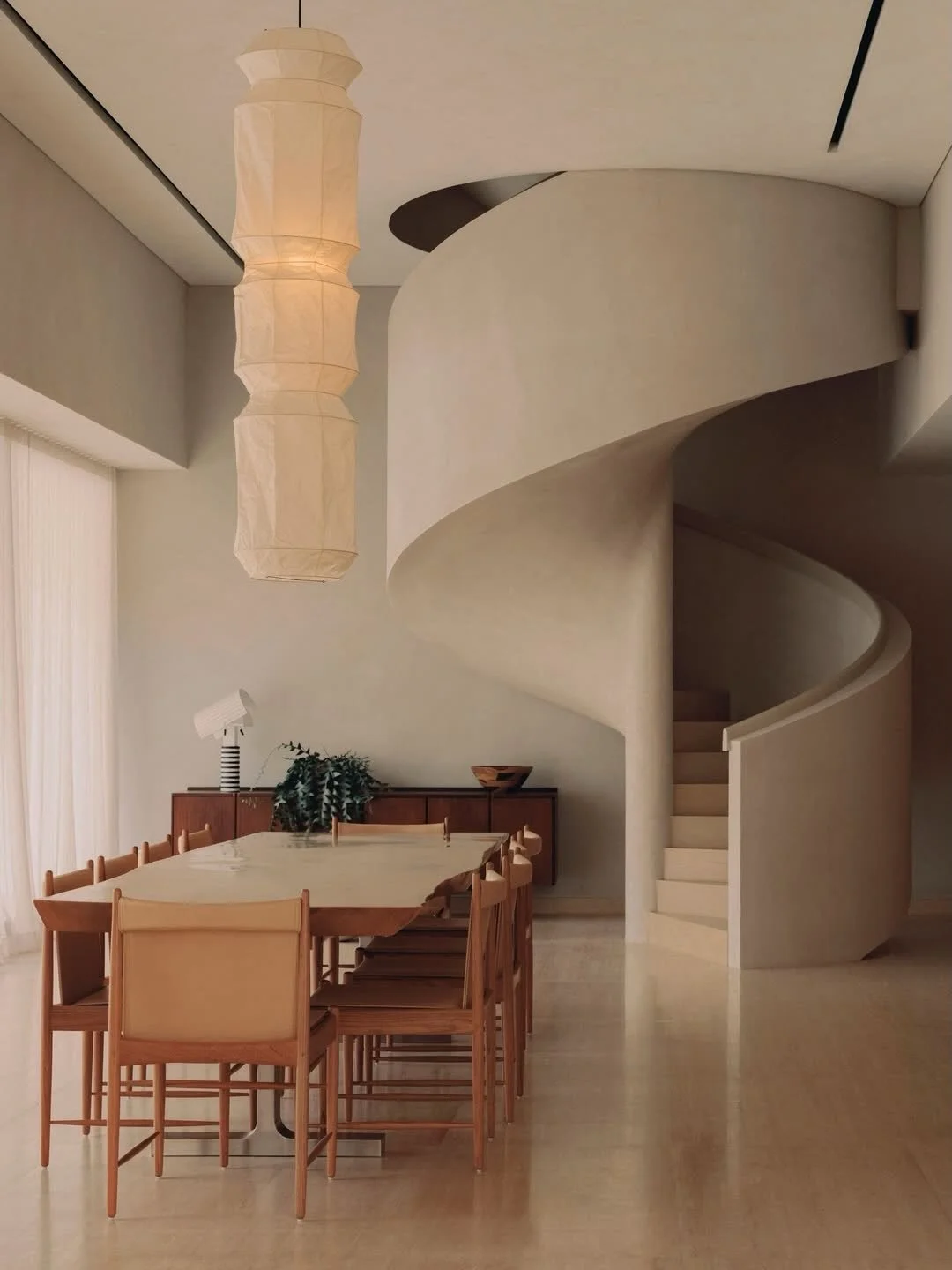 Villa in Singapore by architect Andra Matin and interiors designers, @sachaleong and @simone_mcewan of @nice_projects. 

Photography by @edvinasbruzas 

#architecture #interior #visualpleasuremag