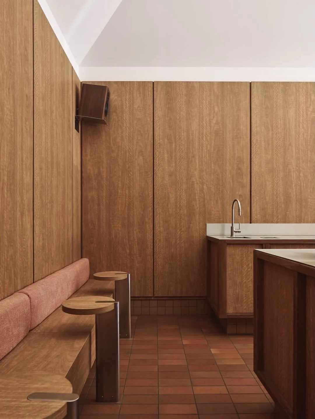 @acoffee_melbourne , located in Melbourne CBD.
Designed by @sansarc.studio 

Photography by @phamstapham 

#cafemelbourne #cafe #visualpleasuretravel