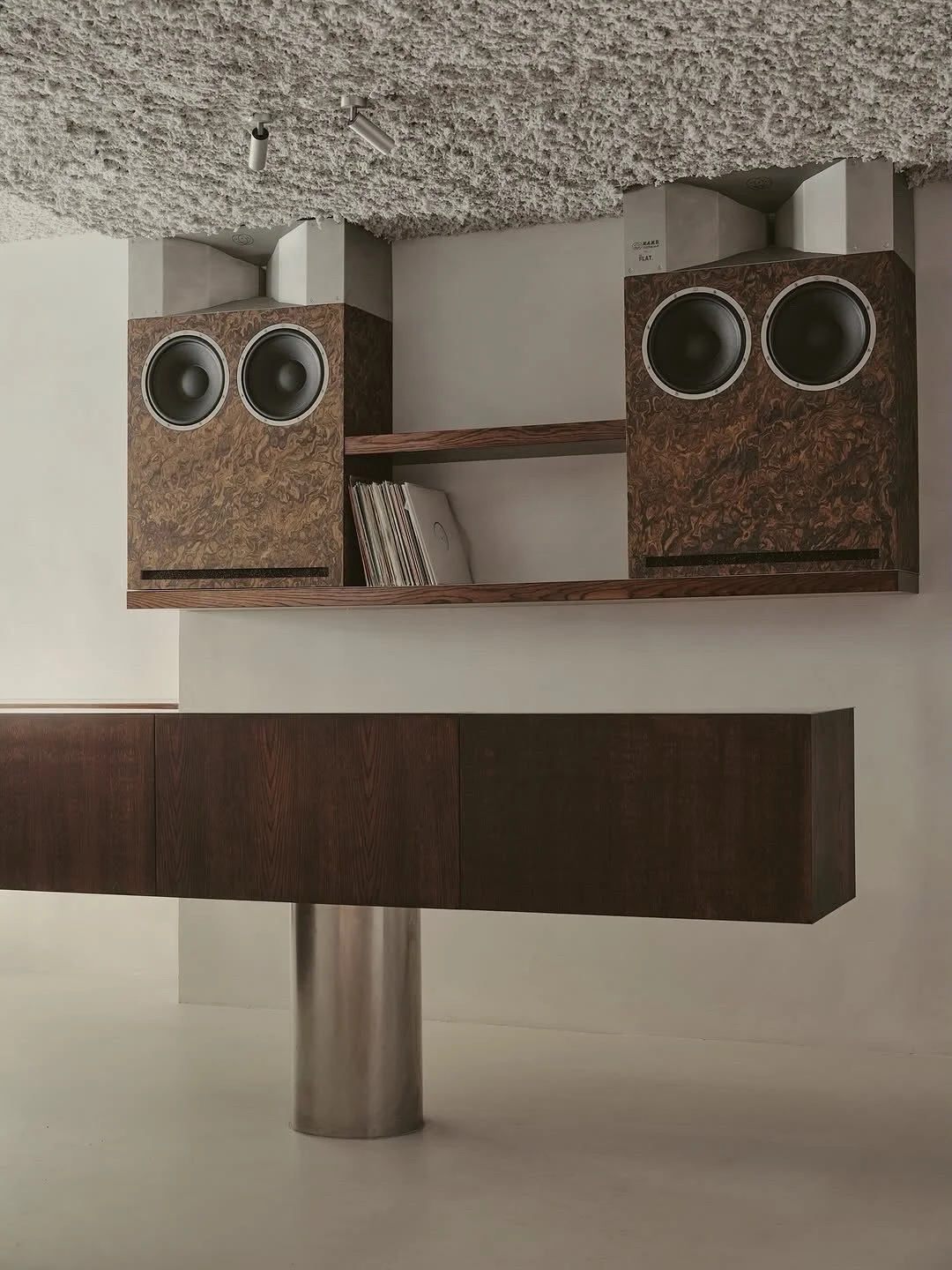 FLAT, located in Madrid, Spain.
Designed by  @estudiodiir 

Photography: @david_zarzoso 

#listeningbar #hifi #visualpleasuremag