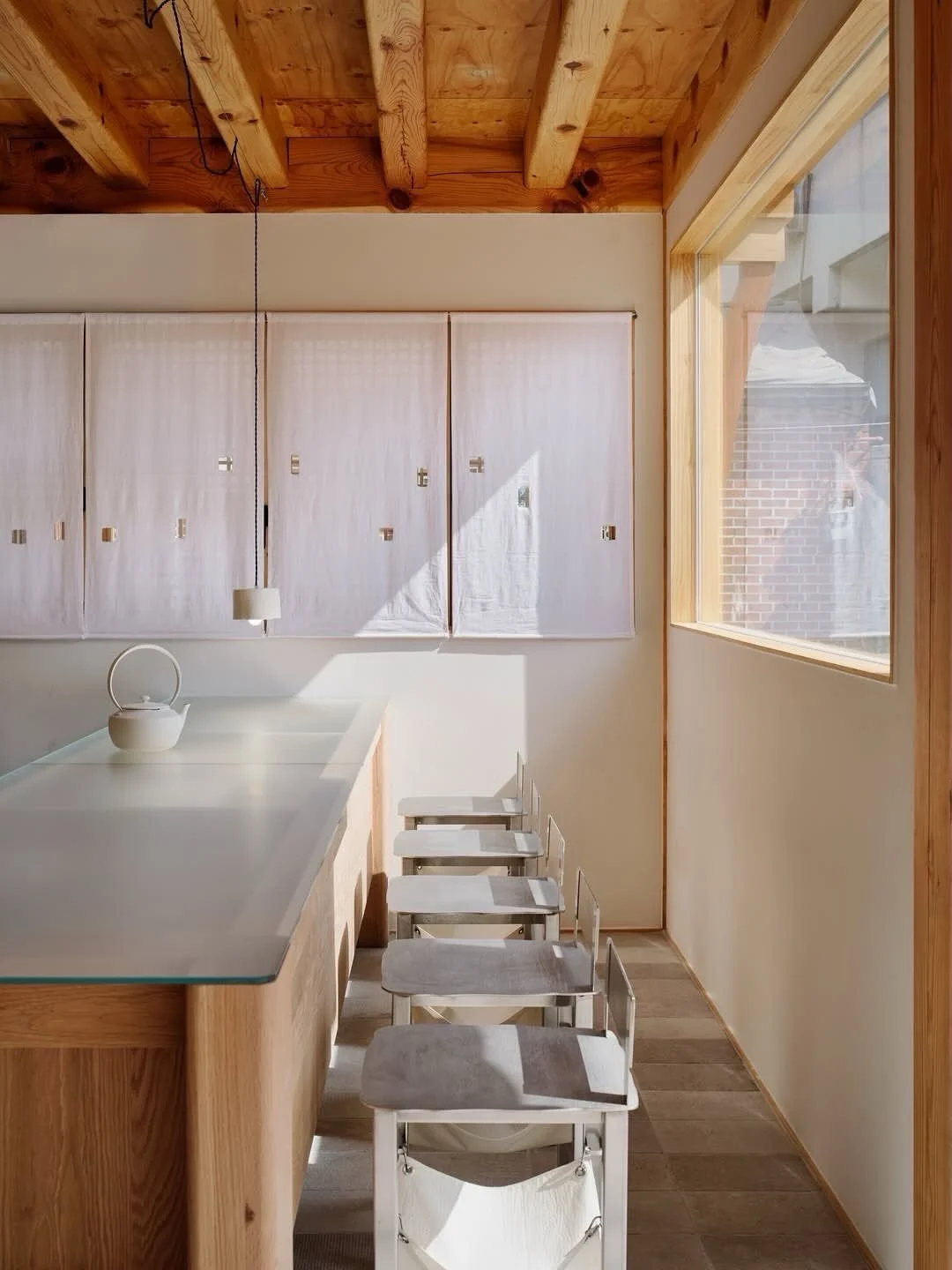Turtle Dove Tea House 
Located in Seoul, South Korea 
Designed by @tumerics_archive 

Photography by @keemdg 

#teahouse #interiordesign #visualpleasuremag