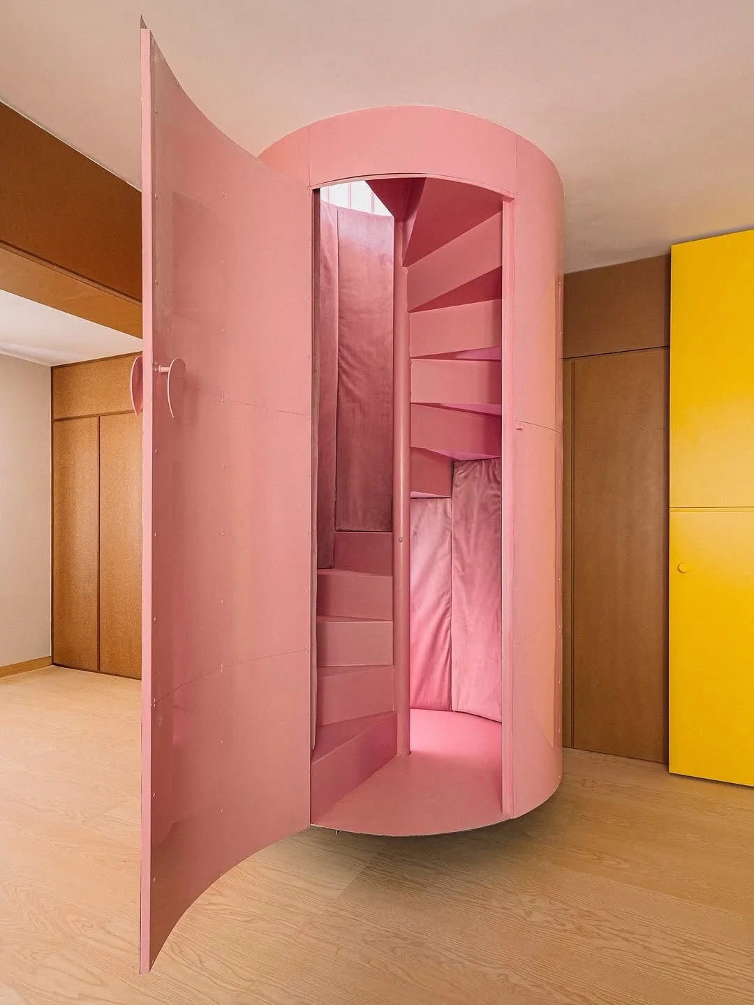Apartment AZ06 in Madrid, designed by @burr.studio 

Photography by Maru Serrano 

#architechture #interiordesign #visualpleasuremag