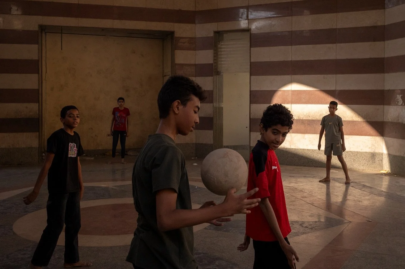 We grow, we dream, we love, Egypt 🇪🇬 

#streetphotography #streetphoto #leica #leicam11 #egypt #misr #candid #leicacamerausa #leica_camera #leicacamerafrance @leica_fotografie_international @leicacamerafrance @leica_camera #documentary #35mmstreetp