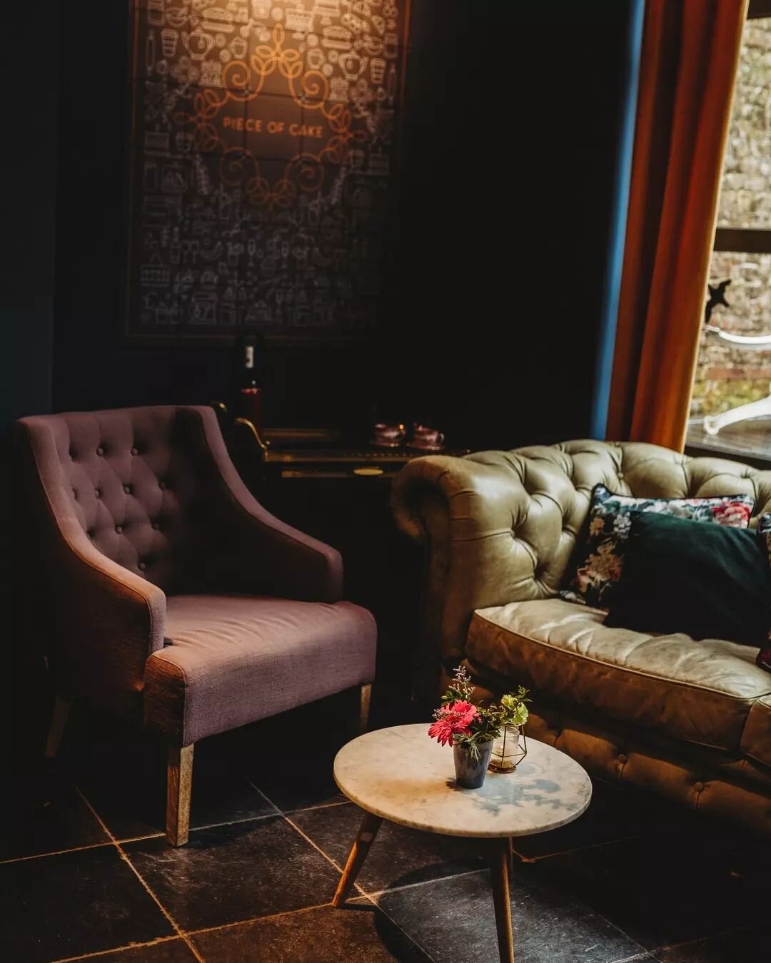Cozy corner&nbsp;🧡 
Feel like lounging in a sofa more than sitting at a table?
We've got some cozy spots for you, inside and on our terrace.