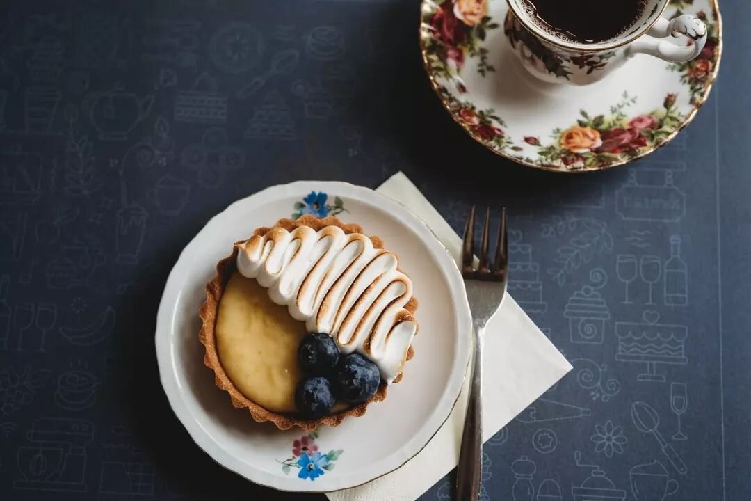 Feel like treating yourself to something sweet?&nbsp;🧁&nbsp;
Come and have one of our spring cakes, with a cup of tea or coffee, or maybe an iced-tea?
The perfect break for your busy day!