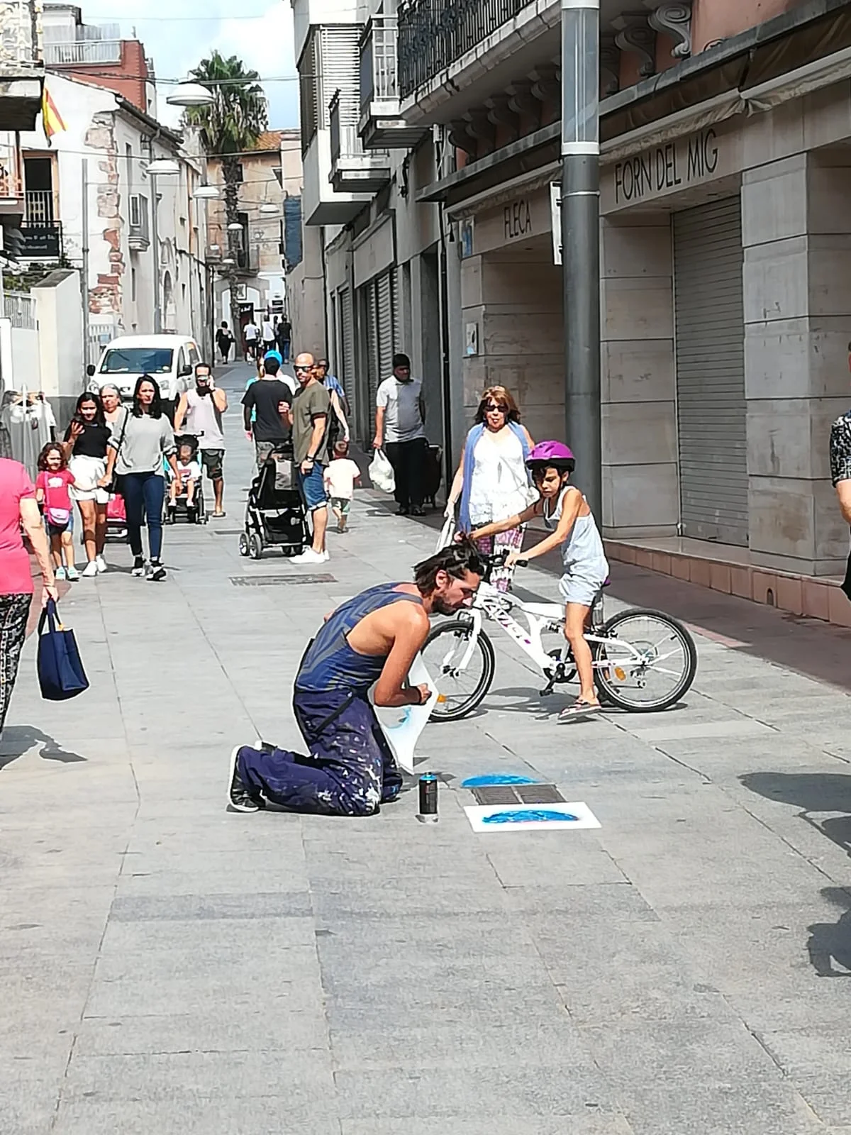 Jorge Ochagavía painting on the streets of Villadecans (Barcelona)