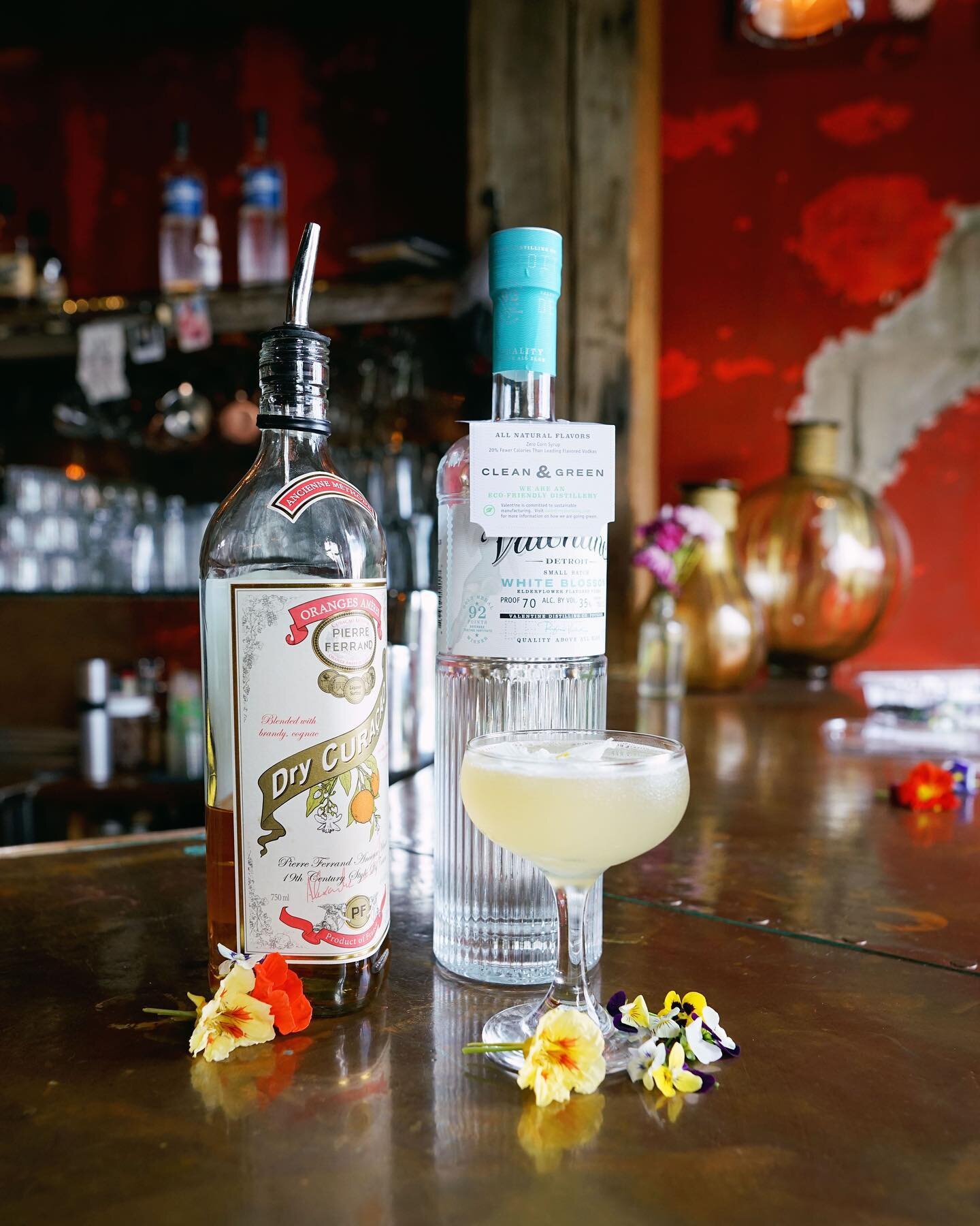 Stop by our Cocktail Lounge and try a Maiden's Muse 🌼⠀
Our lounge is now open 7 days a week!⠀
.⠀
.⠀
.⠀
#valentinedistilling #valentinevodka #cleanandgreen #regionalmanufacturing #cocktailhour #cocktails #detroit #madeindetroit #drinkstagram #instadr