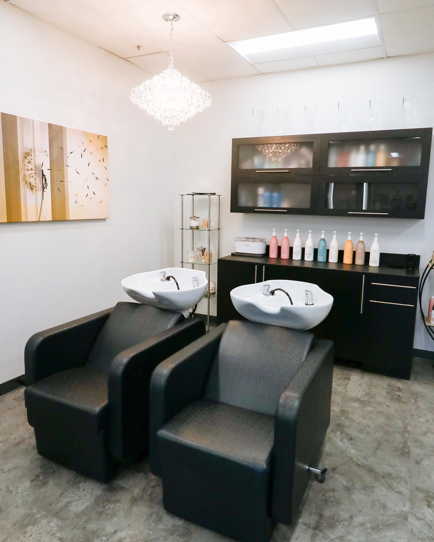 🌼 SALON&nbsp;REVEAL 🌼
Becki's salon remodel is a dream come true!&nbsp;@salon_ciry
.
Becki, a dear friend, neighbor, and client, wanted to simplify her life and move her second generation salon closer to home. She decided to invest in the building 