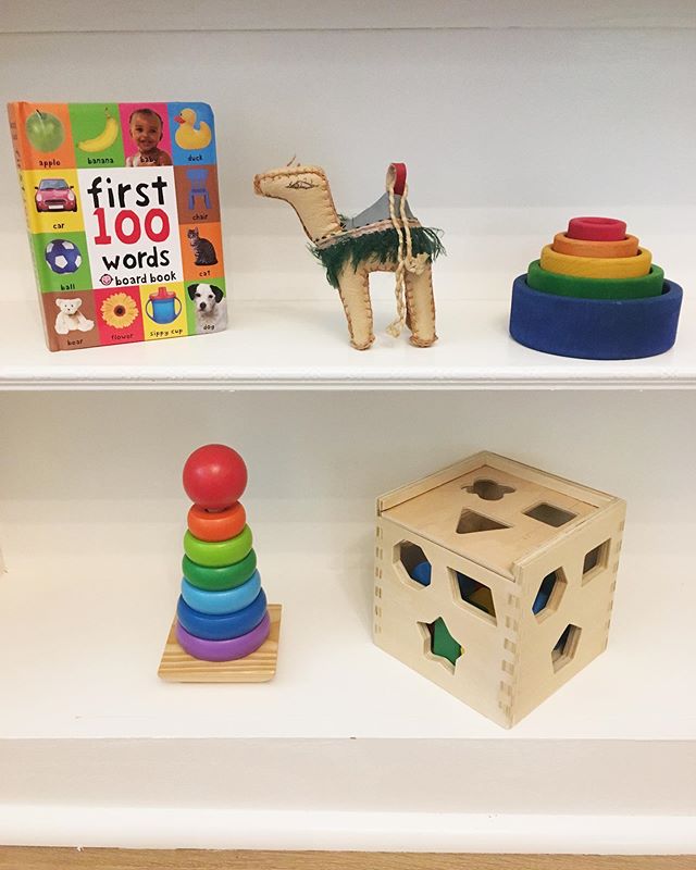 Sunday shelfie for an older baby, burgeoning toddler. I love taking advantage of the built in #Montessori shelving that some older homes have 👌🏼
.
I also love explaining to parents the developmental benefit of limiting and rotating play items. &quo