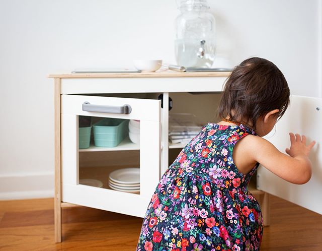 Child-sized kitchens (like this IKEA one) are perfect for introducing independence surrounding snacks for toddlers.
.
A few suggestions: 1. Only offer real snacks you want your child to eat, 2. Model table setting AND table clearing, 3. Use child-siz