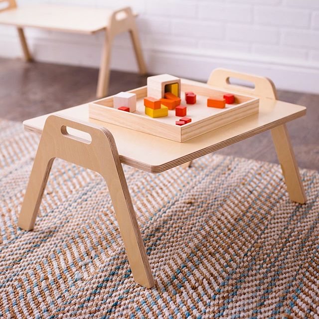 Offering children workspaces that fit their size and needs is critical to their independence. And anyone who spends time with young children knows that a portable workspace is 👌🏼 So it goes that I am obsessed with the Chowki table from @sprout_kids