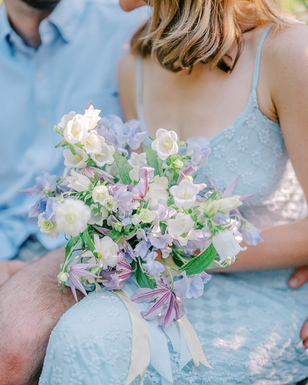 A petite, textured engagement bouquet with the sweetest blooms. Perfect for a Cinderella blue dress in a secret summer garden. 

Photography @melissastimpson 
Florals @whitebirchfloral 
Gardens @whitebirchgarden 

#engagement #engagementphotography #