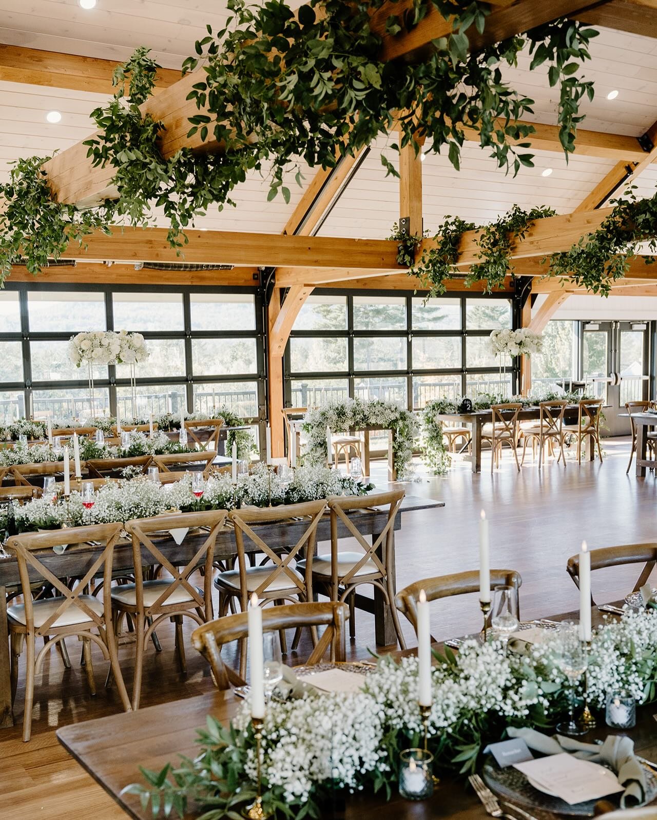 The snowy season is upon us and with flurries starting to fall outside my office window, I have decided to spend the day reminiscing about beautiful weddings like this one 🤍 

Venue @owlsnestresortevents 
Photography @breonnawellsphotography
Videogr