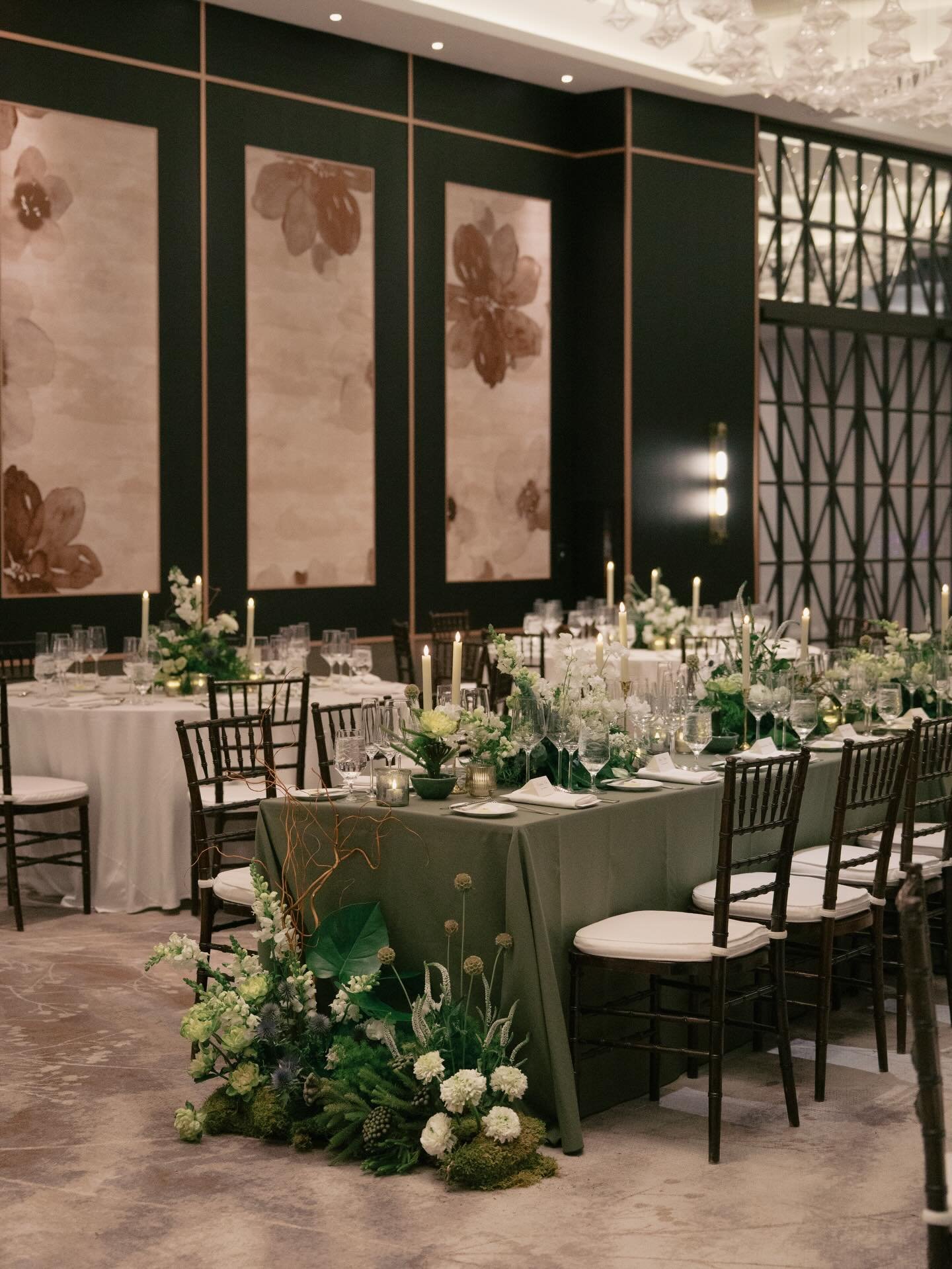 A dramatic head table fit for the guests of honor.

Also, a moment of gratitude for our incredible floral team, Lynda, Karen, and Renee. I couldn&rsquo;t ask for a better group of ladies to work alongside. 

Venue @rafflesboston 
Planner @mirthevents