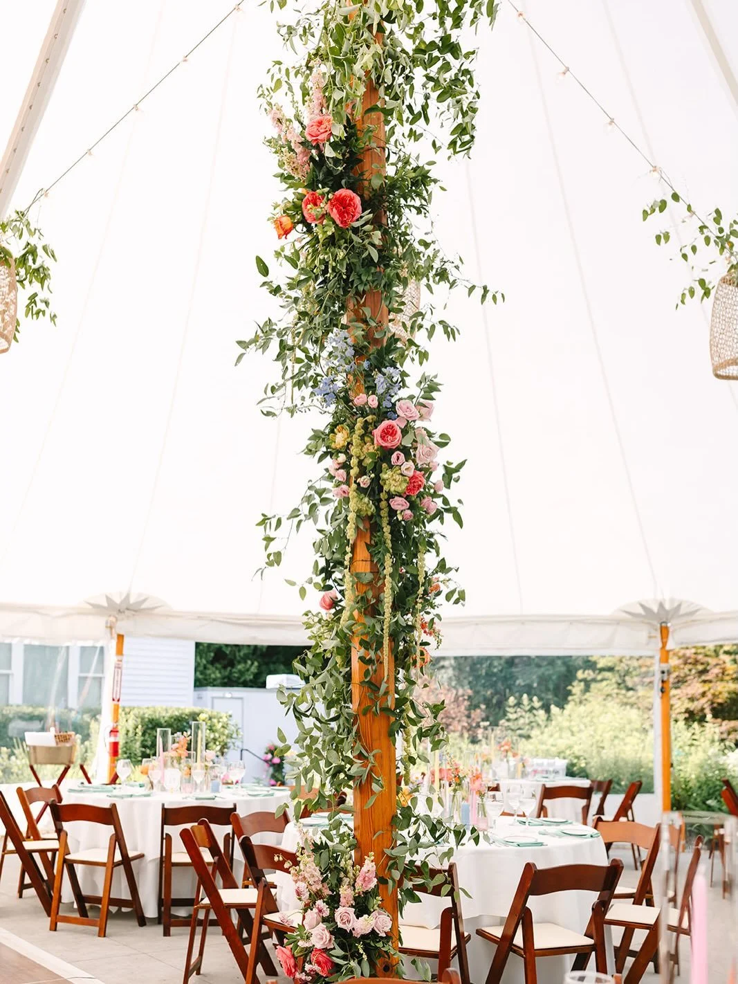 A garden inspired installation 

Venue @glenmagnafarms 
Catering @vinwoodcaterers 
Florals @whitebirchfloral 
Photography @dampolophotography @dampoloweddings 

#florist #floraldesign #flowers #wedding #weddingday