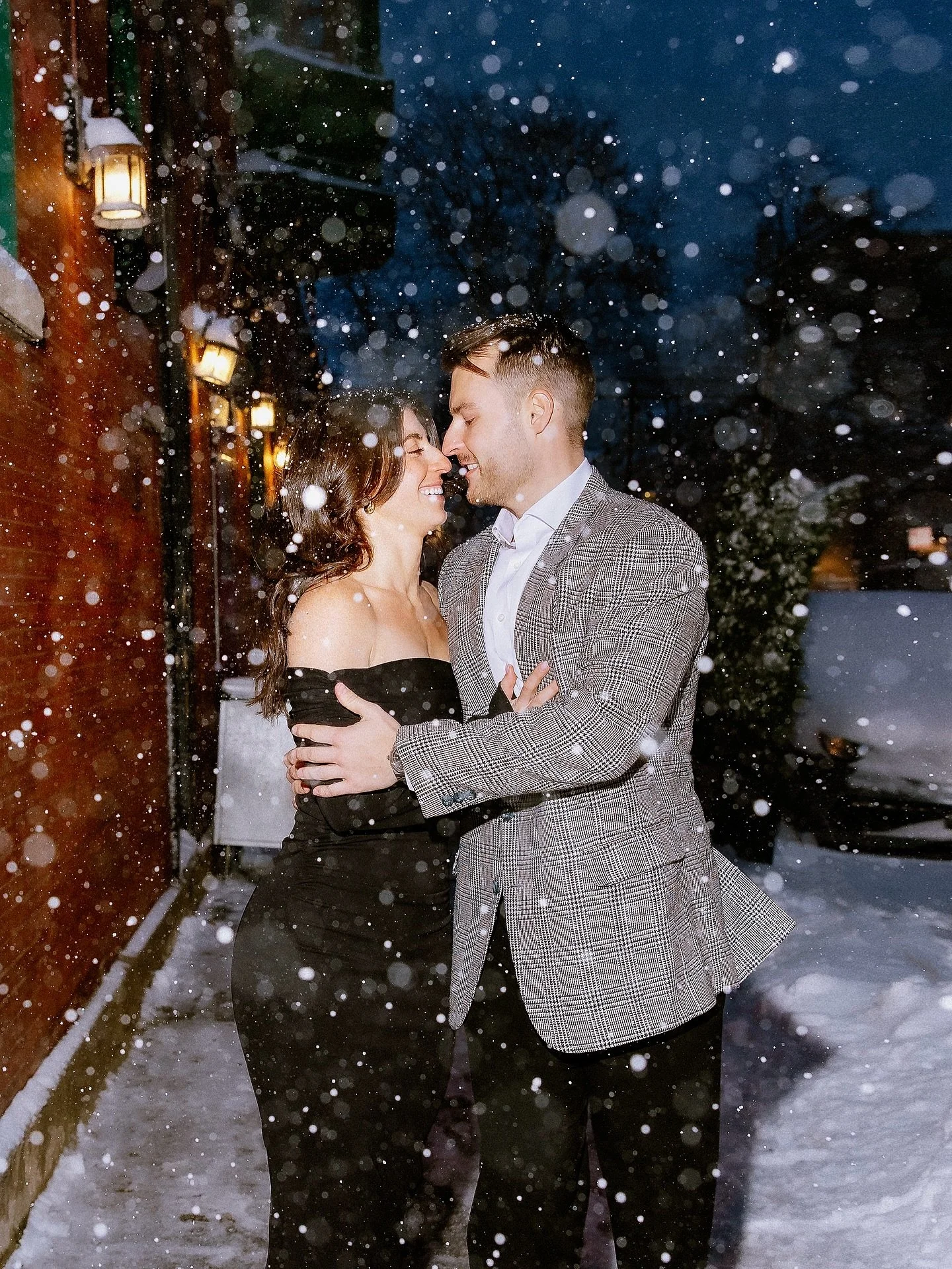 Happy 2026!!! The year of Melissa and Matt&rsquo;s wedding! 🥰☀️❤️ I can&rsquo;t get enough of this snowy photoshoot, it was such a magical night! ❄️ Special thanks to @saporitrattoria and my associate Mike for capturing! ❤️