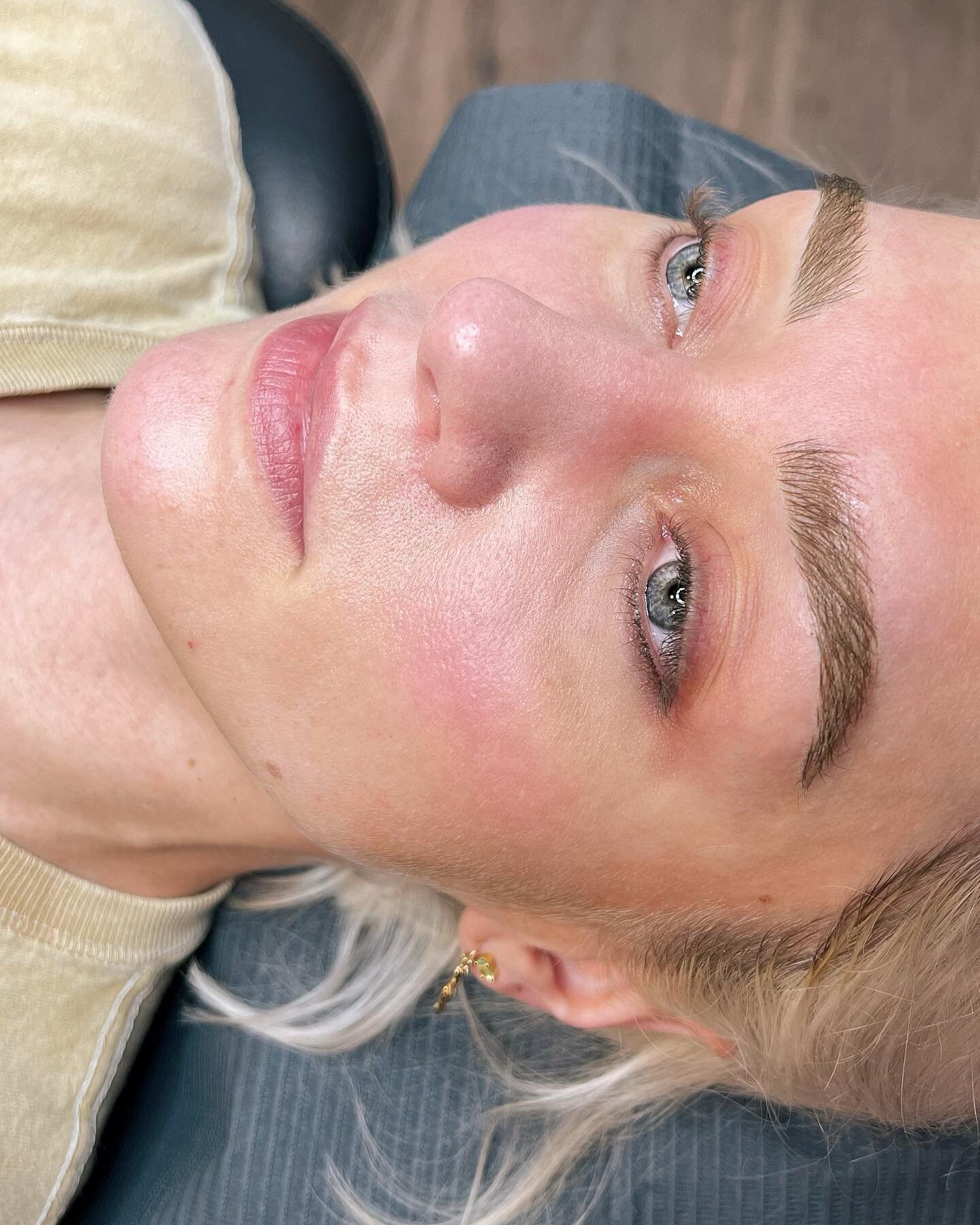 Covered up some old Permanent Makeup here. This is fresh after her touch up session.🖤
.
#ashevillemicroblading #knoxvillemicroblading #johnsoncitymicroblading