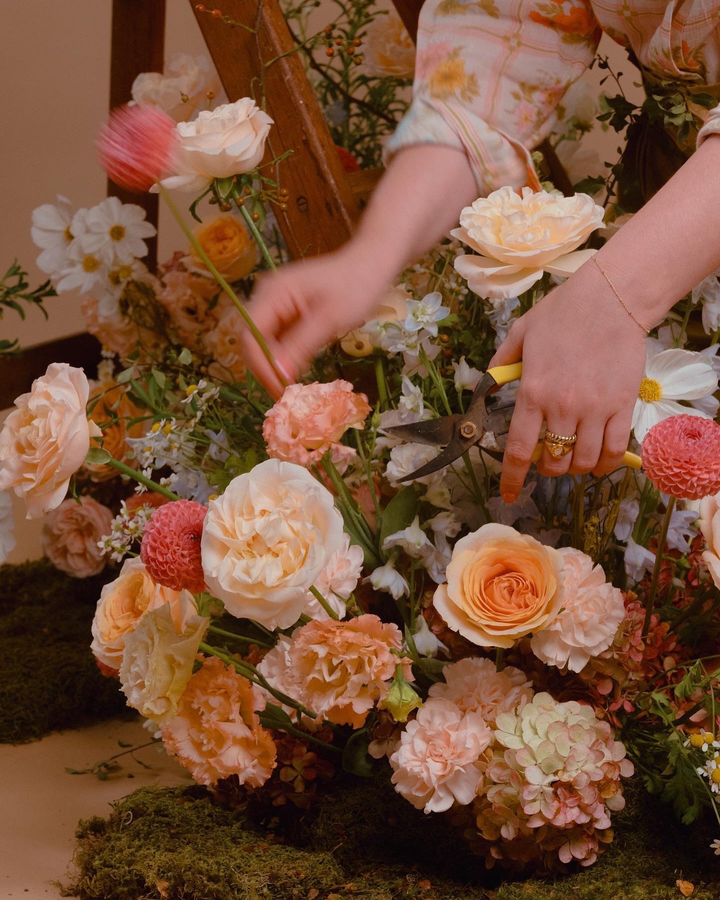 The wonderfully talented @maddiejaydee in the studio with her whimsical creations &mdash; shot by @catgutsphoto 
⠀⠀⠀⠀⠀⠀⠀⠀⠀
#brisbanephotostudio #brisbaneflorist #brisbaneartist #eventspacebrisbane #brisbaneeventspace #brisbanestudio #photostudiobrisb