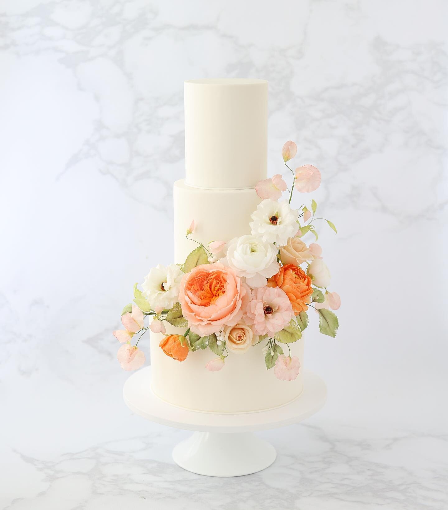 Specially made for V+K using their wedding floral colors during their ceremony in NY. The lovely couple flew back from NY to HK to celebrate their wedding with a small intimate dinner. .
.
.
.
.
.
.
.
.
.
.
#cake #cakes #birthdaycakes #birthdaycake #
