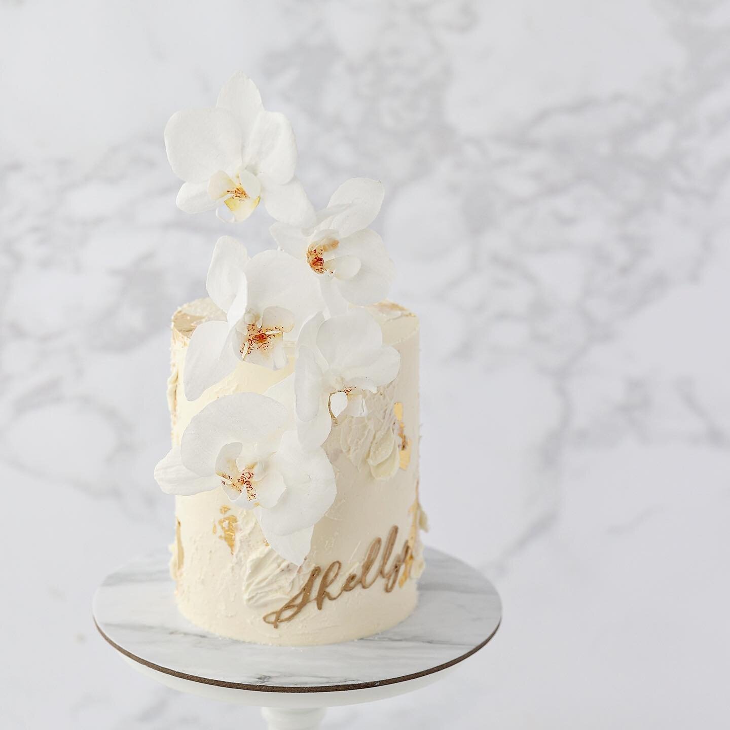 Orchid elegance. The newest addition to our wafer paper flower family. Moth Orchids are one of the most elegant flowers out there. A simple textured cake with gold leaf highlighted the beauty of the orchids. .
.
.
.
.
.
.
.
.
.
.
.
.
#cake #cakes #bi