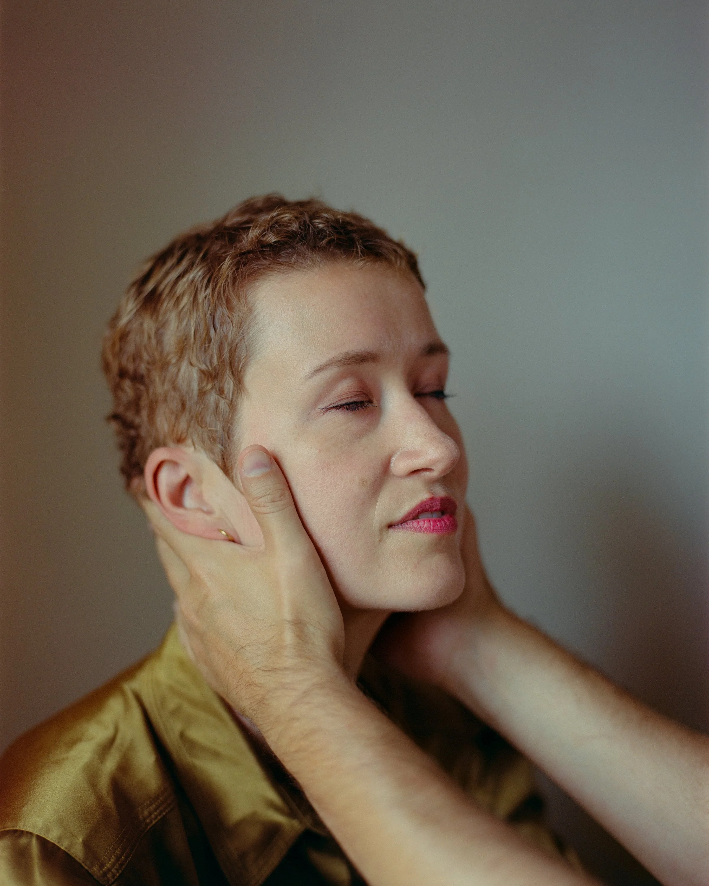   Artist Agnes Loonstra with the hands of Twan   