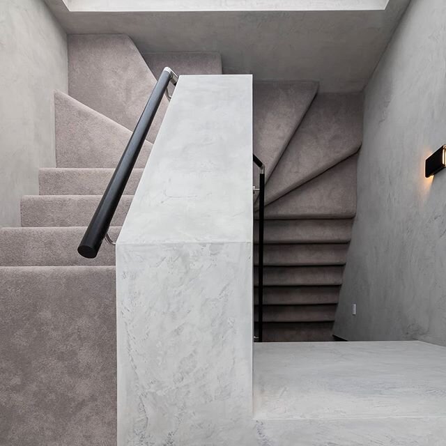 I often don't show the architectural work that I do. I need to show more of that... ⁠
⁠
How spectacular is this property by @platinumbuildinggroup
⁠
Those rendered walls, those beautiful finishes. Check out their page for more images.⁠
⁠
⁠
⁠
 #design