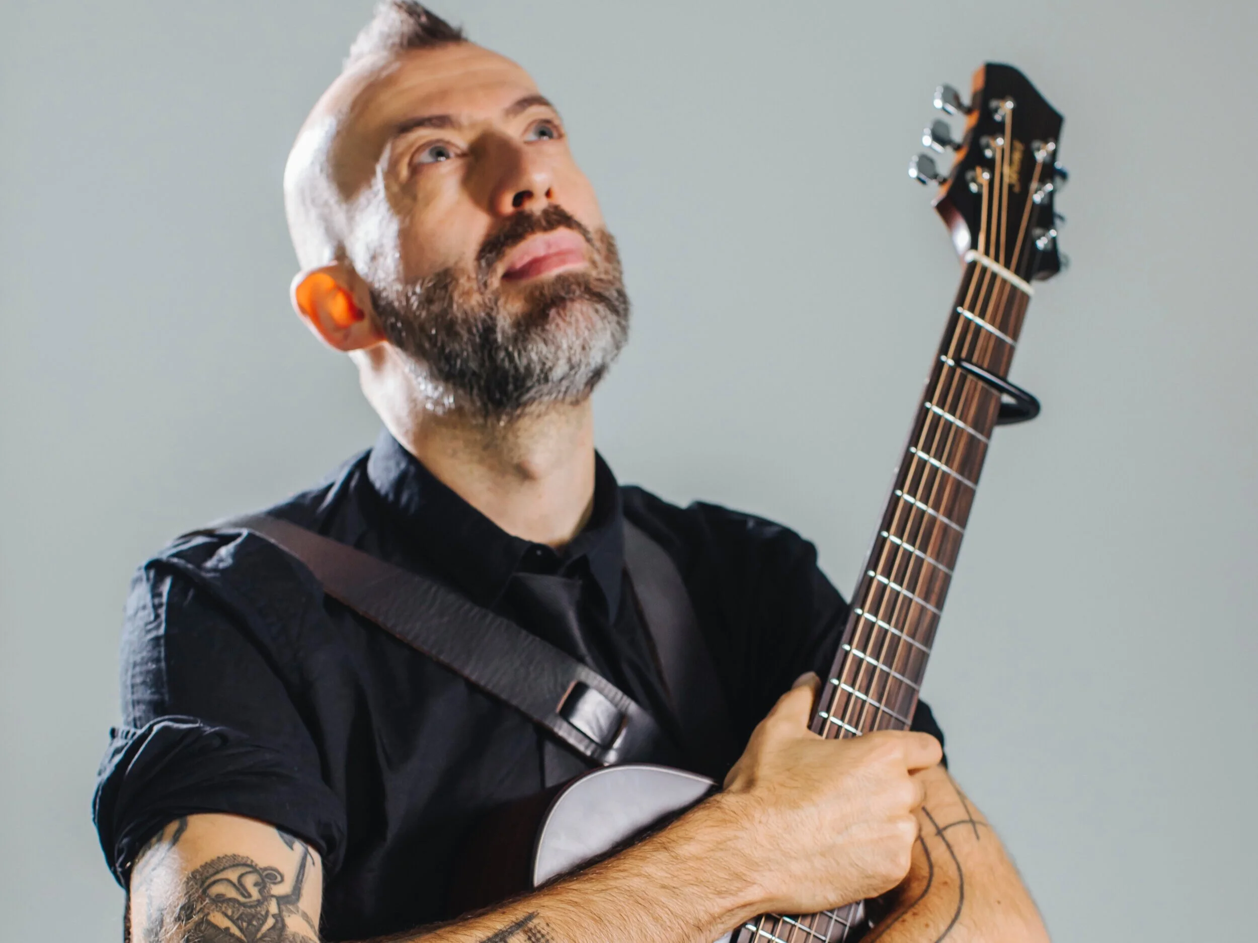 Acoustic guitar virtuoso Jon Gomm shares video for his latest single The Ghost Inside You.