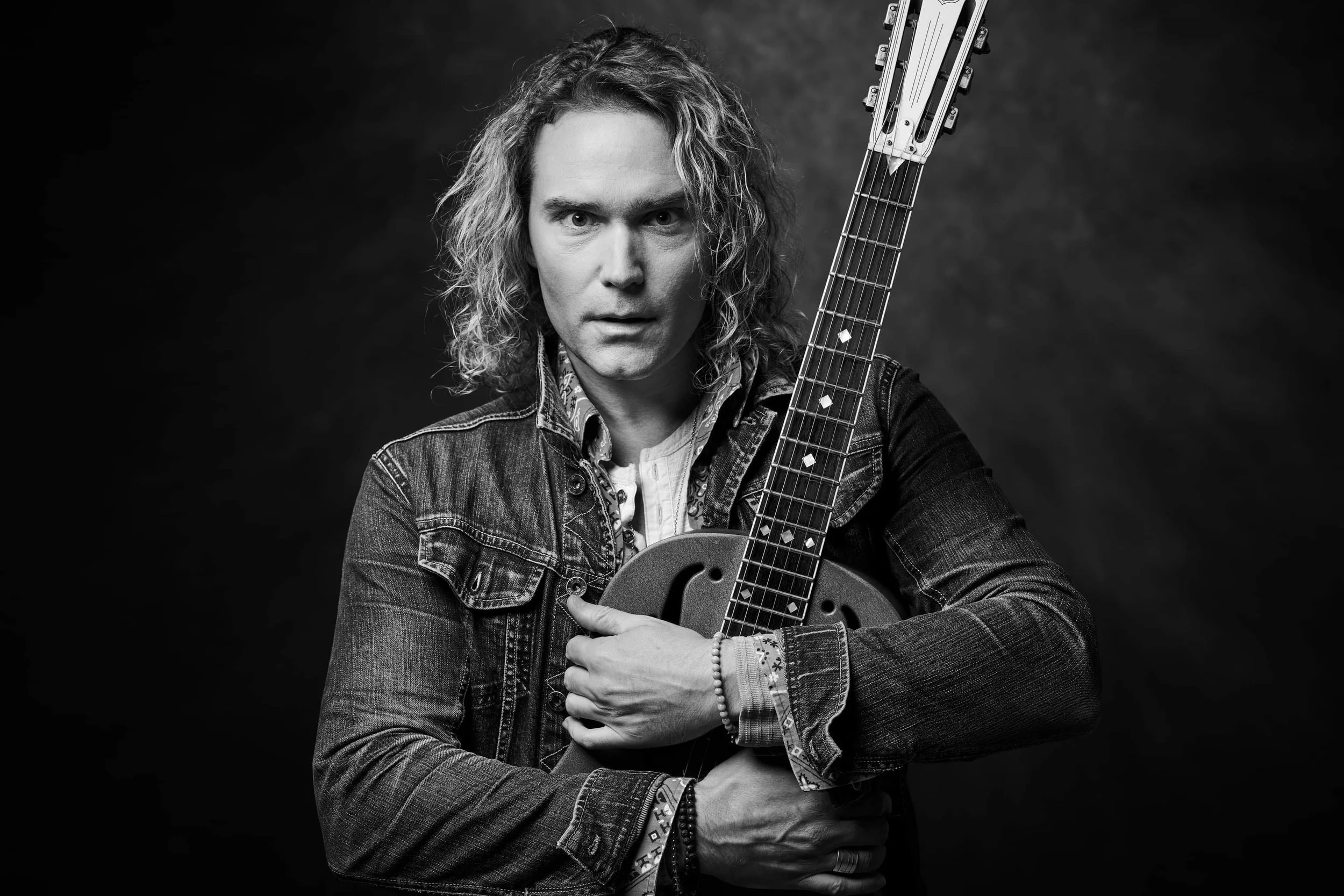 Philip Sayce announces new single "Oh! That Bitches Brew" from the new album "The Wolves Are Coming"