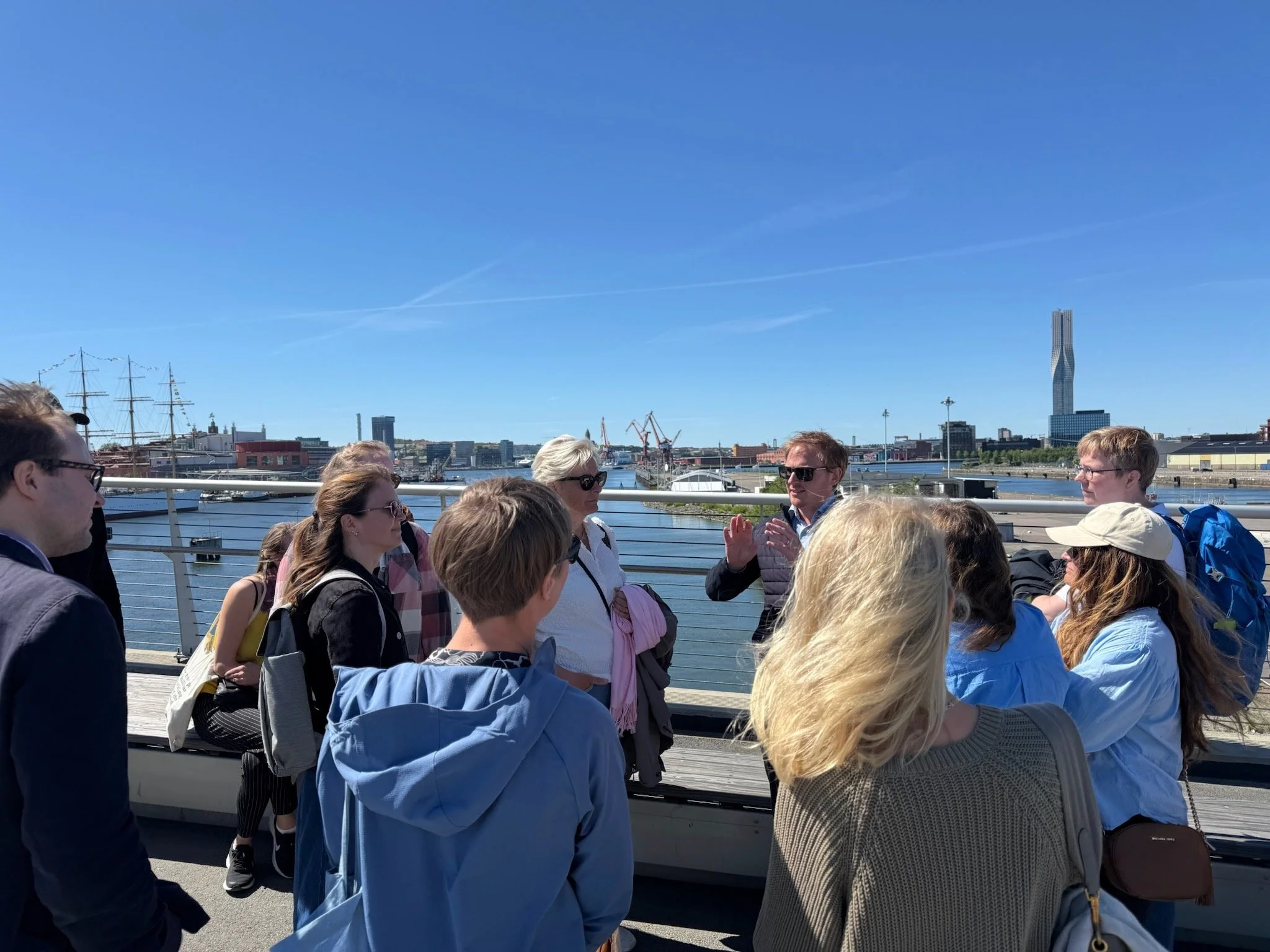 Medlemmar i nätverket Business and Biodiversity Sweden guidas på fältbesök en solig dag i Göteborg