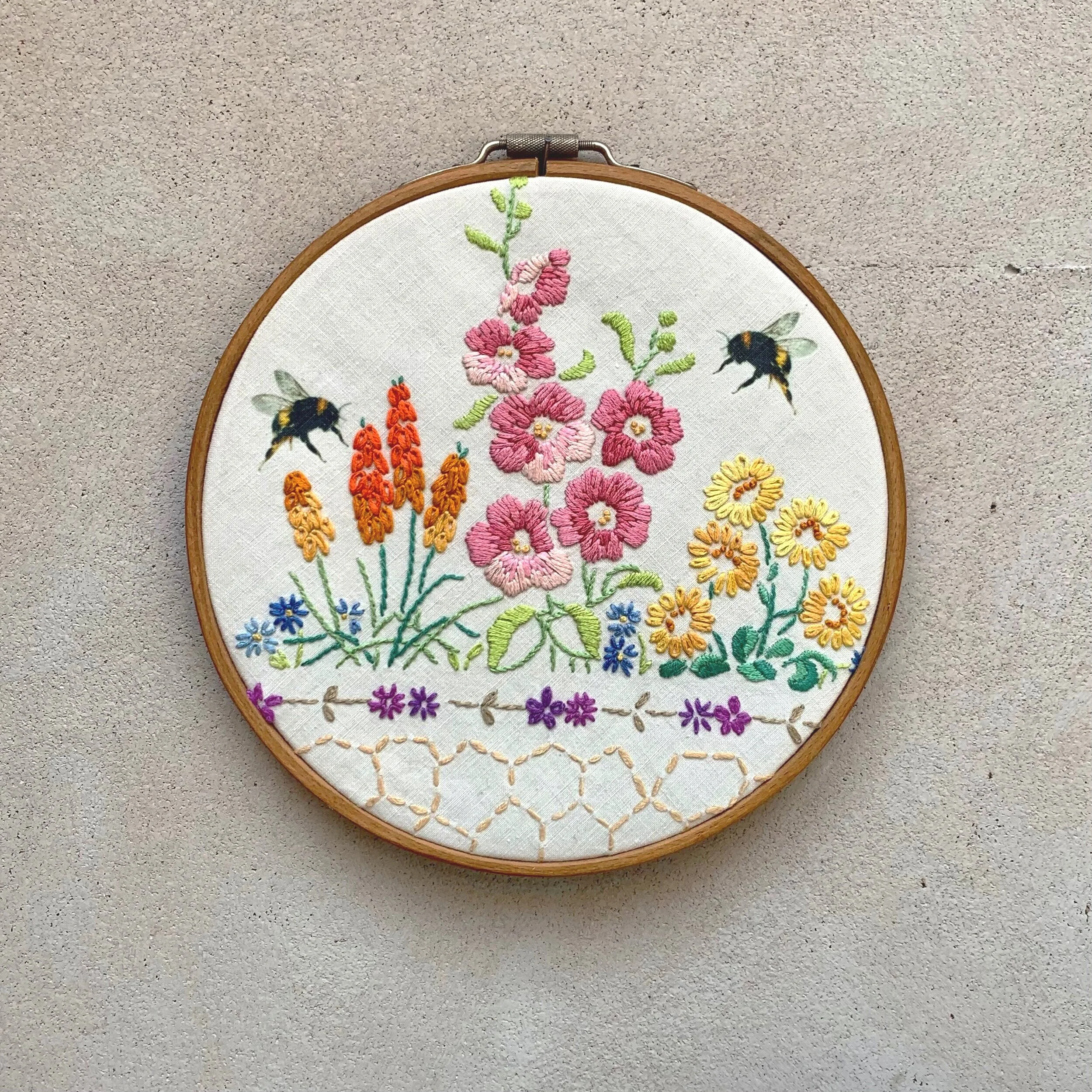 bee-wall-art-embroidery-hoop