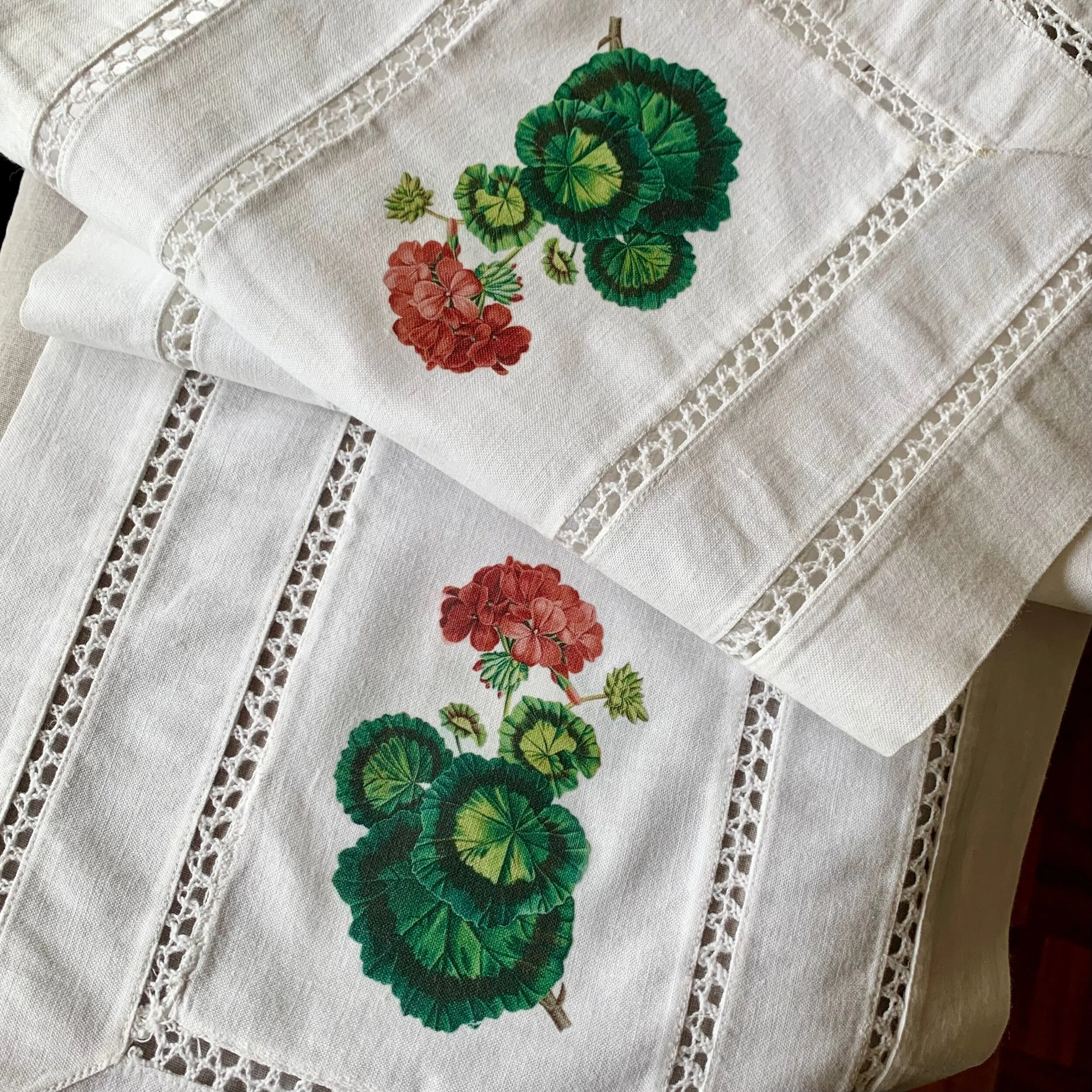 Geranium print vintage table runner