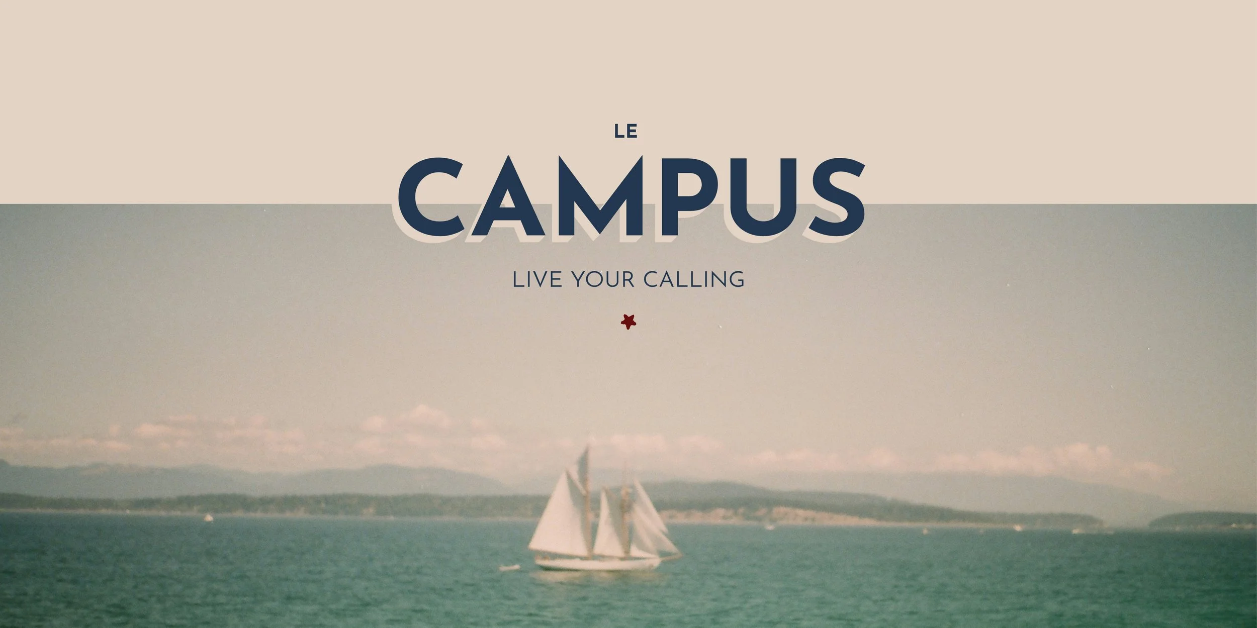 Une image d'une mer calme avec un bateau à voile blanc naviguant. Le ciel est clair avec quelques nuages et une silhouette de montagnes à l'horizon. Le texte sur l'image indique "Le Campus" et "Vivez votre appel".