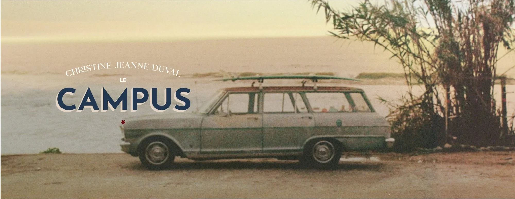 Couverture d'un livre avec une voiture vintage stationnée près de la mer, arbres en arrière-plan, titres en français, dont "Le Campus" en gros caractères.