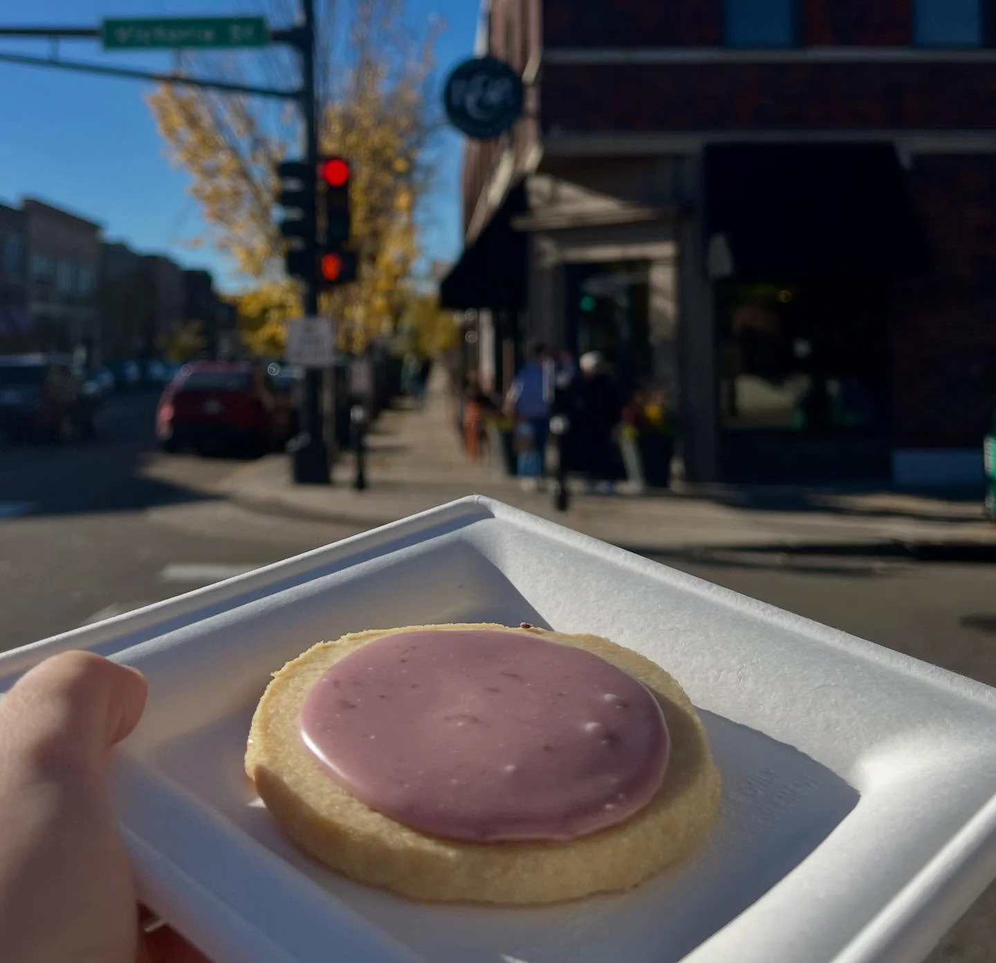 Have you tried our shortbread cookies? Rotating flavors baked fresh daily! We have salted caramel, lemon, key lime &amp; turtle. Today&rsquo;s flavor is raspberry😋

#bakedfresh #localbakery #grandavenue #breadandchocolate #cookies