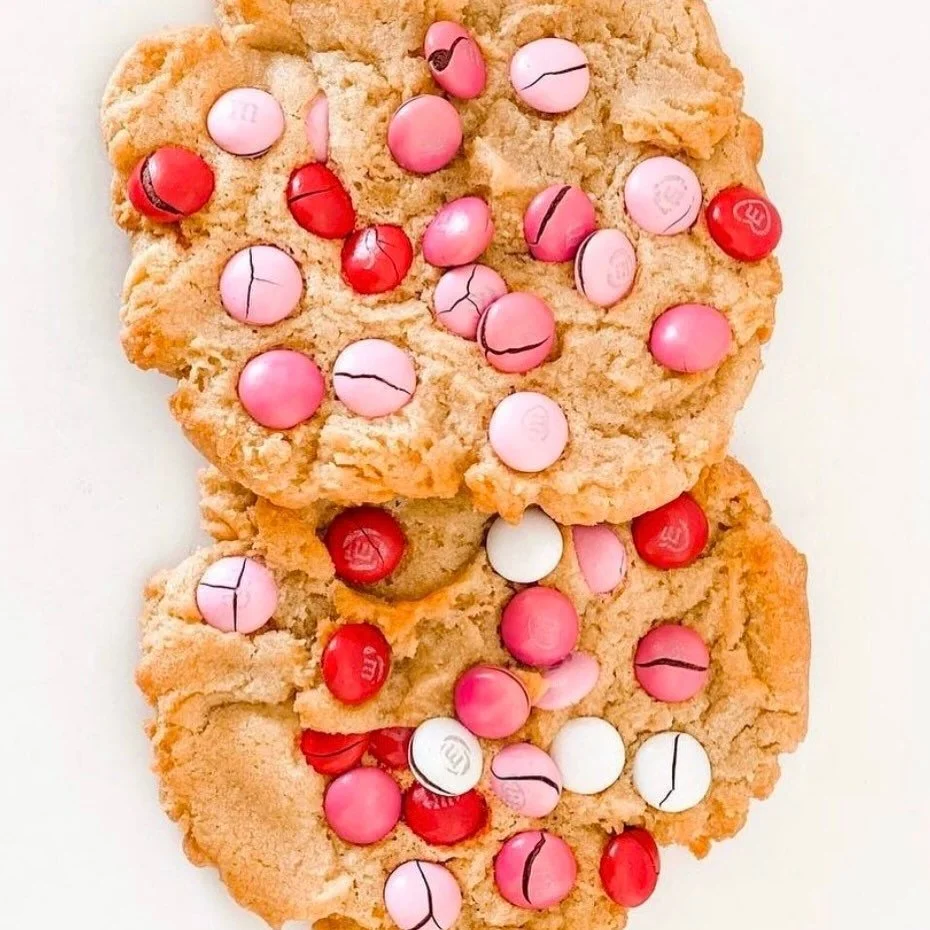 &ldquo;All you need is love. ❤️ But a little chocolate now and then doesn&rsquo;t hurt&rdquo;. - Charles M. Schulz 
Valentine&rsquo;s Day cookies available now through Valentine&rsquo;s Day!

#valentinescookies #breadandchovolatemn #grandavenue