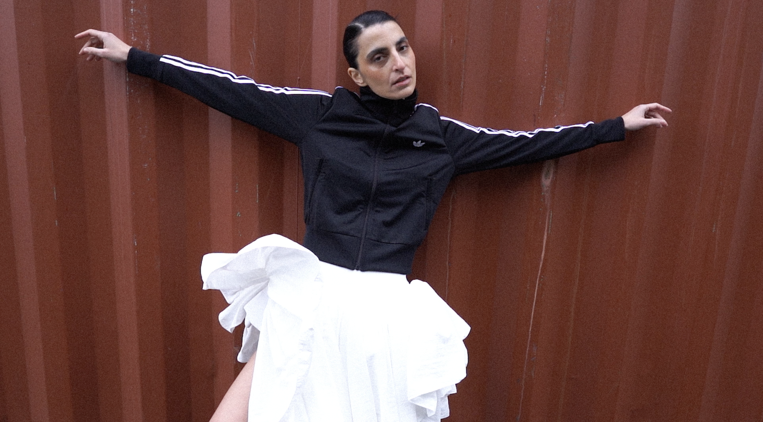 Η Νάσια Μάτσα σε ένα fun mix & match με τα νέα sneakers Adistar Control 5 της adidas Originals.