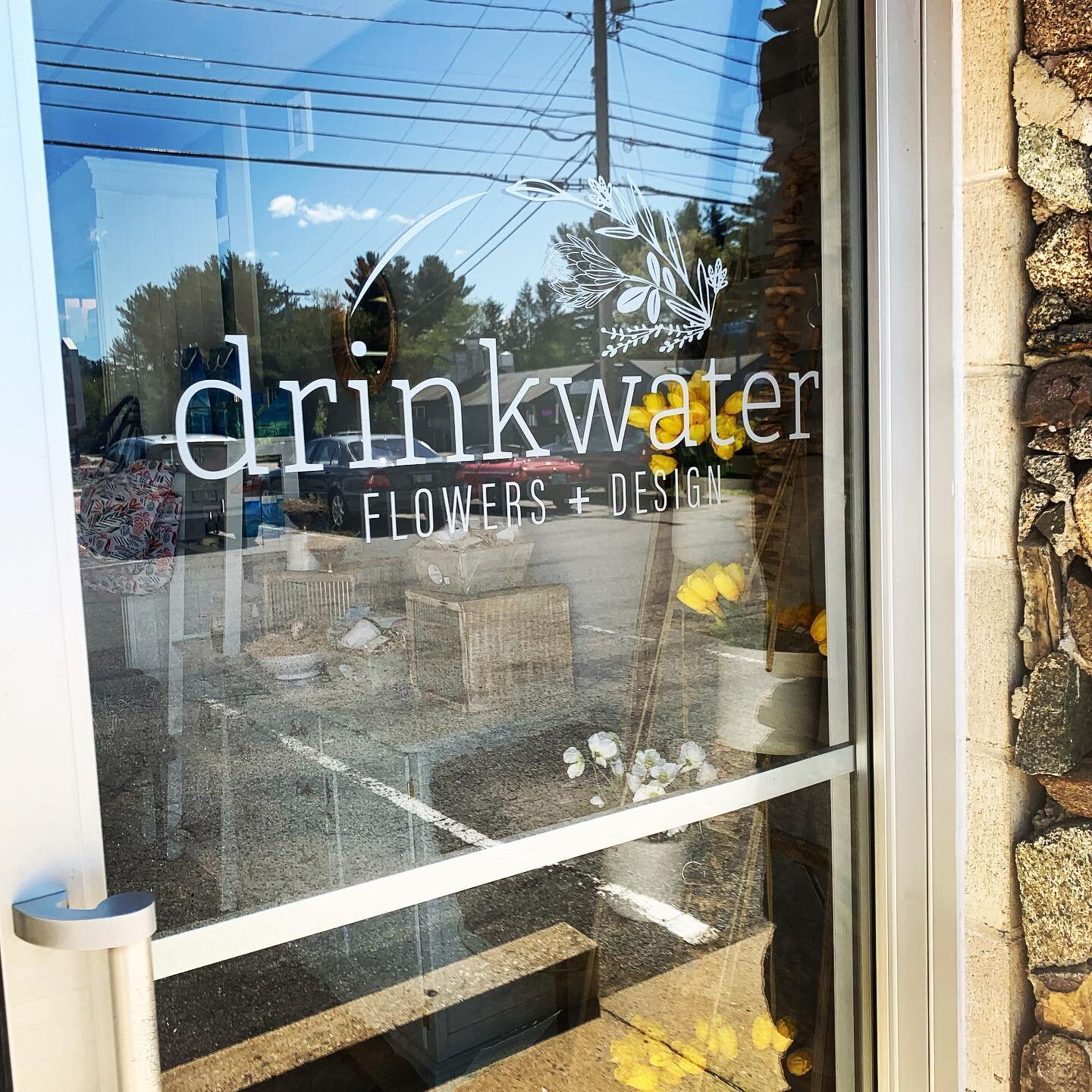 Stopped by to see @drinkwaterflowers today to catch up on some design projects 👋🏻🌷 and saw their new window decal in place. Looks great! 💕

#branding #graphicdesign #graphicdesigner #shoplocal #supportlocal #hamptonnh #nhdesigner #nhseacoast #wom