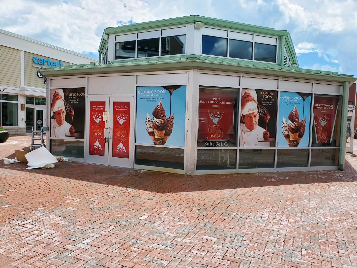 Just because you&rsquo;re under construction doesn&rsquo;t mean you still can&rsquo;t look good 😉 

Window sign install at the Lindt Chocolate retail shop in Freeport, ME🍫😊

Coming Soon - Lots of delicious and exciting things being added to this s