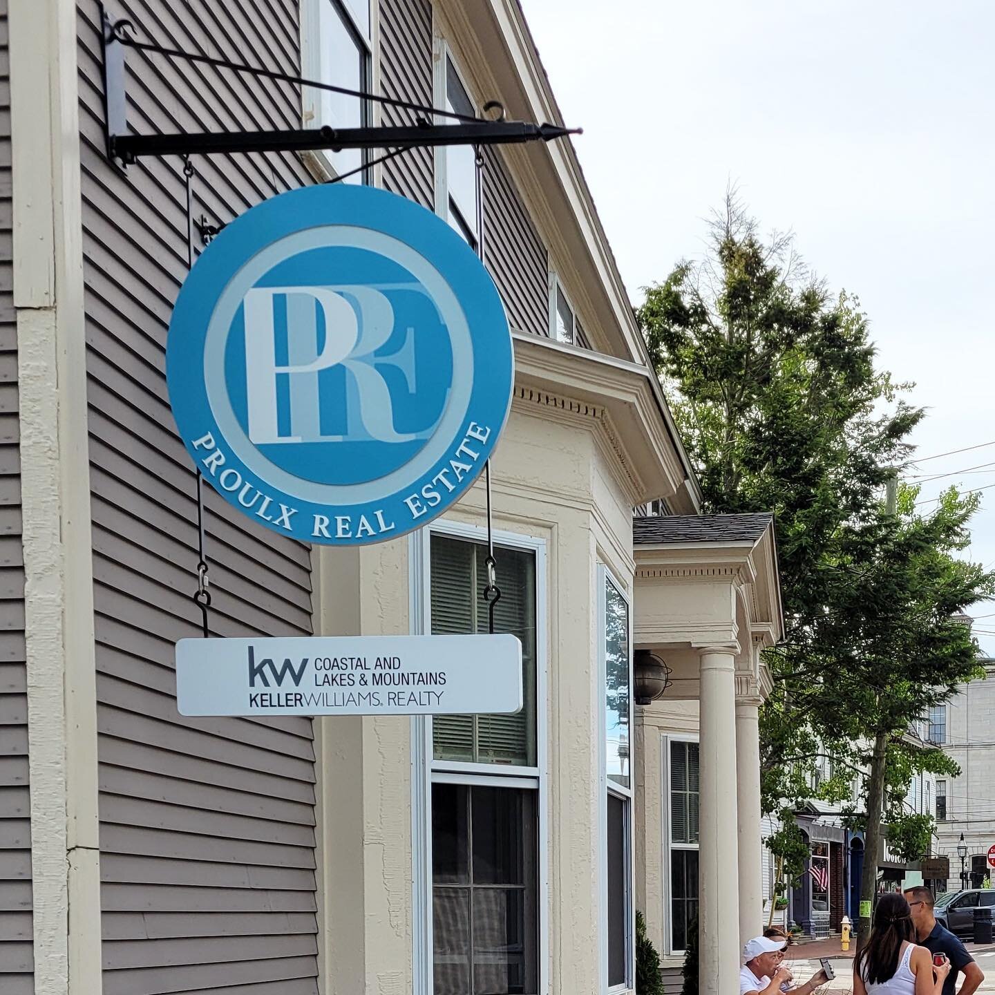 Downtown Portsmouth sign for Proulx Real Estate is up and looking lovely! 

Congrats @proulxrealestate on your new sign (and patio) 🤗 and thank you @portsmouthsign for all your help!

#companysign #businesssign  #branding #curbappeal #realestate #de