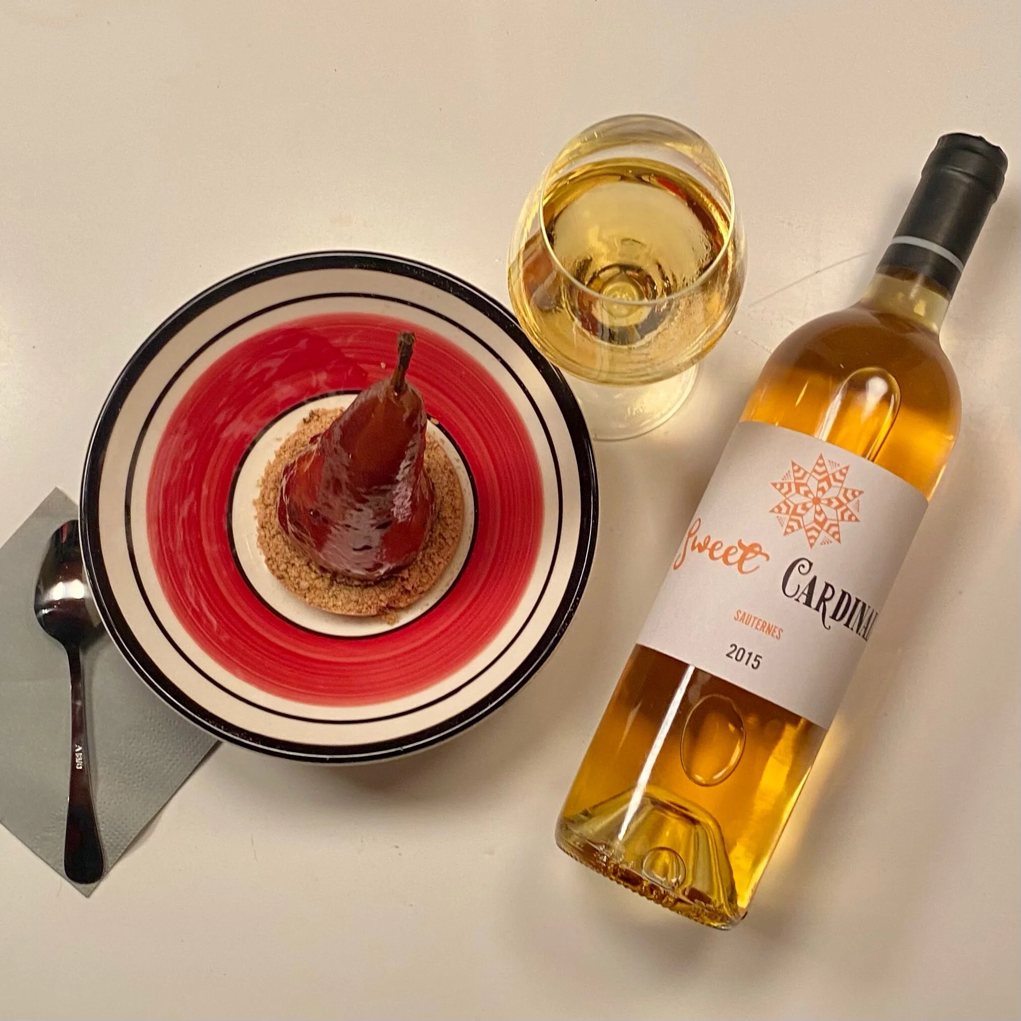 Poire pochée au Sweet Cardinal nappée au chocolat