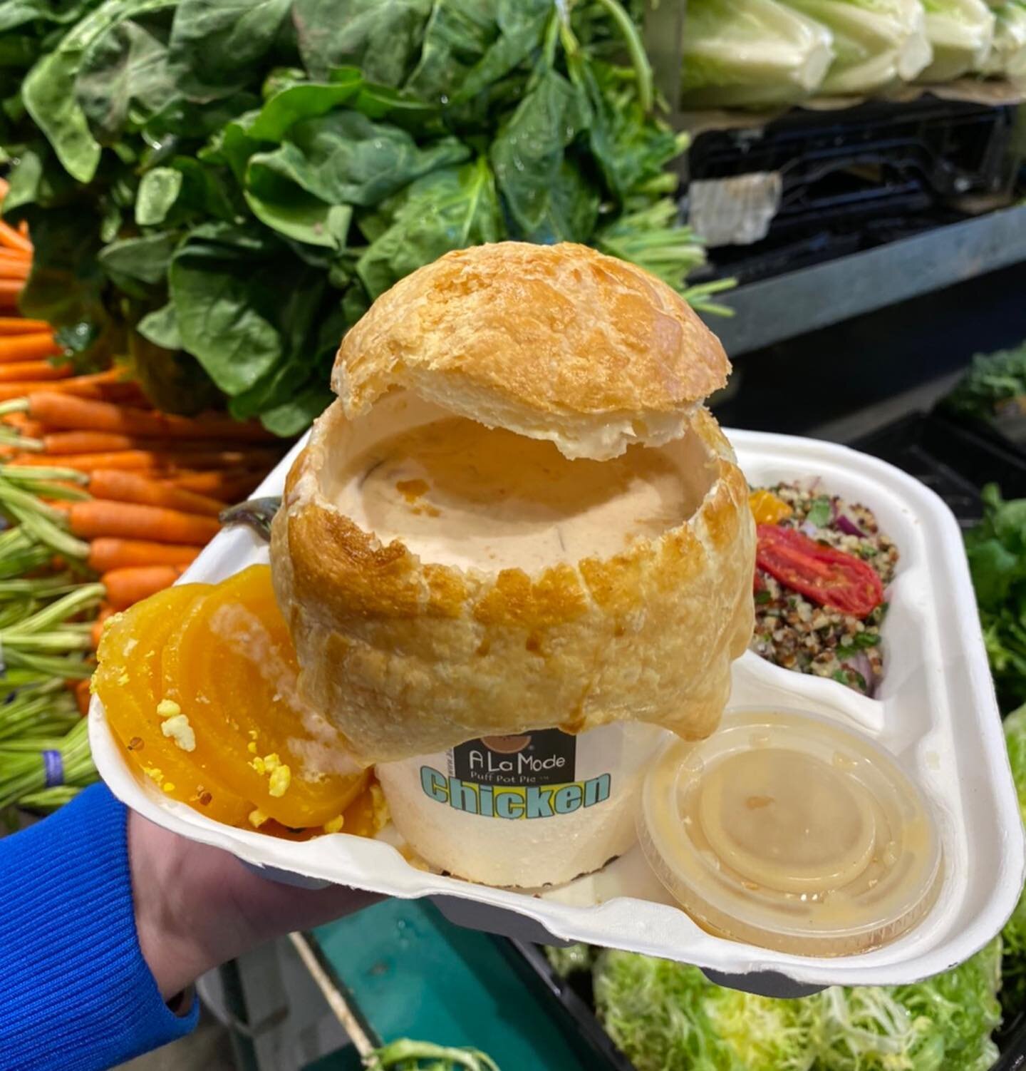 I am ❤BACK❤ and ready To-Go home with you🎈😊🥳Chicken Pot Pie with salad- Home Style creamy Chicken Pot Pie with specially seasoned chicken breast, onions, green pepper, mushroom and carrot.😋 Also available as frozen unbaked (without salad) 
@alamo