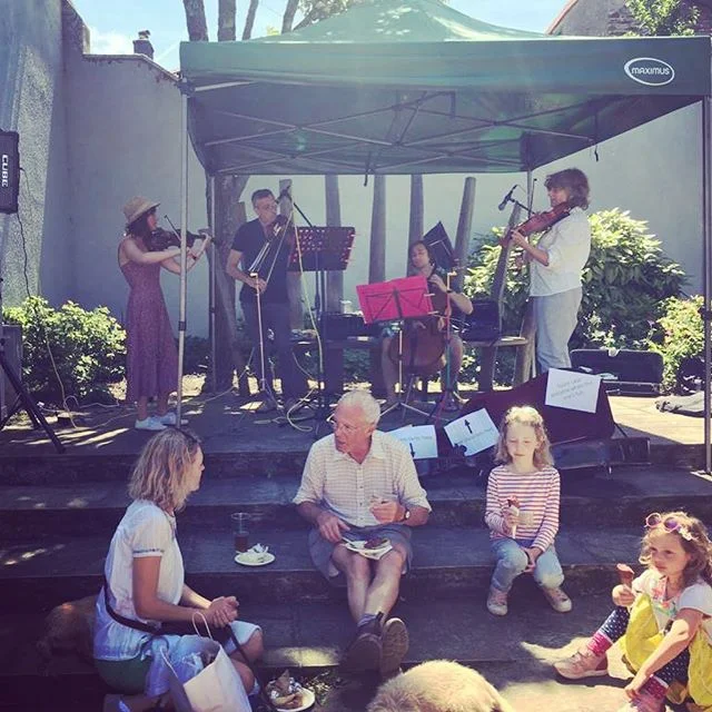 Thank you Totnes! Thank you sunshine! Thank you @thekitchentabl ! Thank you @newlionbrewerytotnes ! We loved playing at the Rotherfold Market, especially to such a great crowd! 😍👌🎻👏🤘🎼🎉🌞 Until next time.....xxx
&mdash;&mdash;&mdash;&mdash;&mda