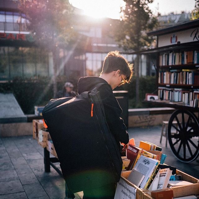 Some day we will go back to normal. Maybe a new normal. Theese days we can travel through books. Not so bad!

#traveltheworldthroughbooks #hoiskbag  #HOISK #hoisk.no #backtonormal 📷@gypseahelene