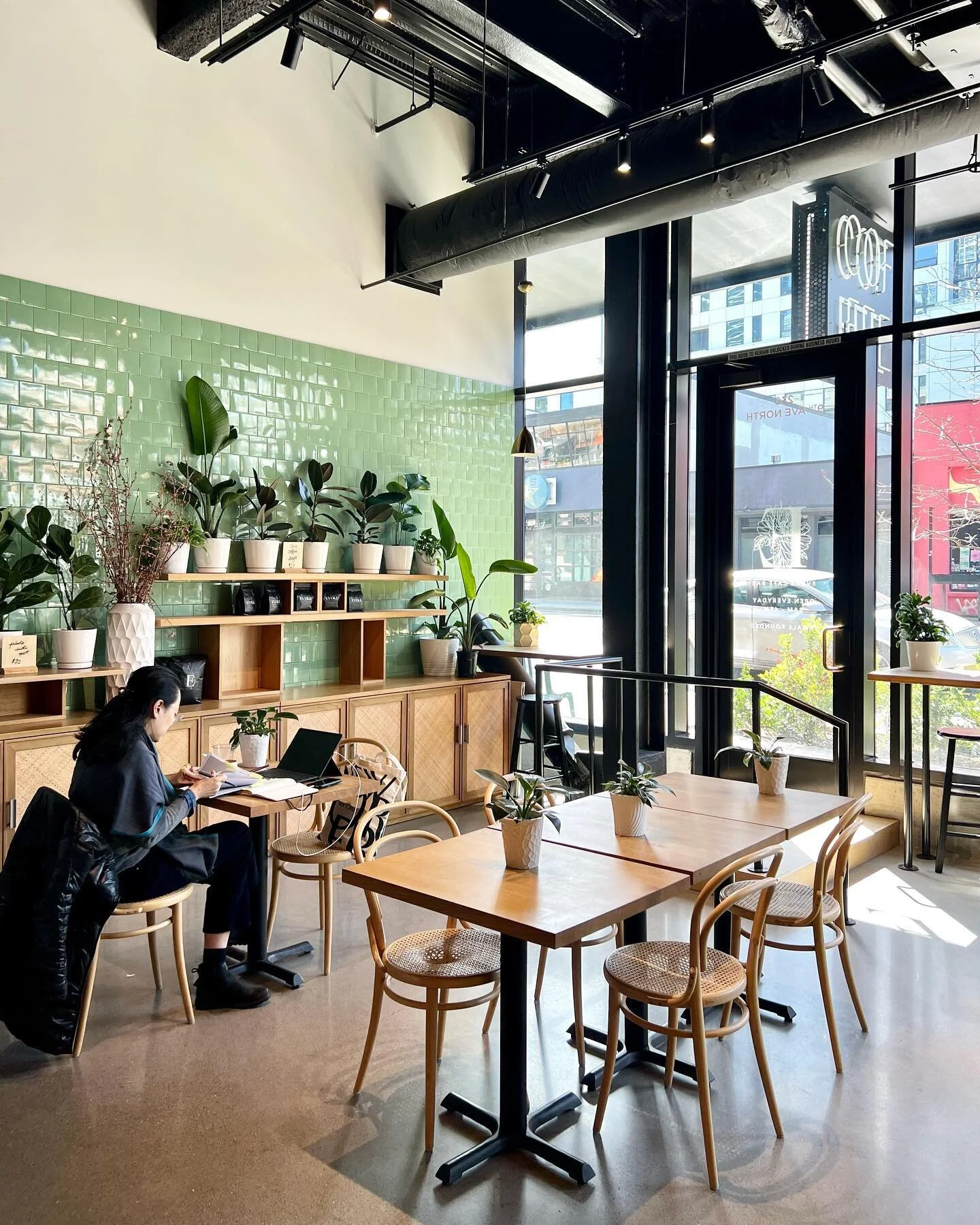 Located in the heart of @southlakeunion, swing by @evokecafebar at 9th & Thomas to grab a coffee to go or stay and linger in the cafe open daily 8a-4p ☕️ 🌿
#9thandthomas #evokecafebar #evoke #seattlecoffee #southlakeunion #coffeetime #coffeesho