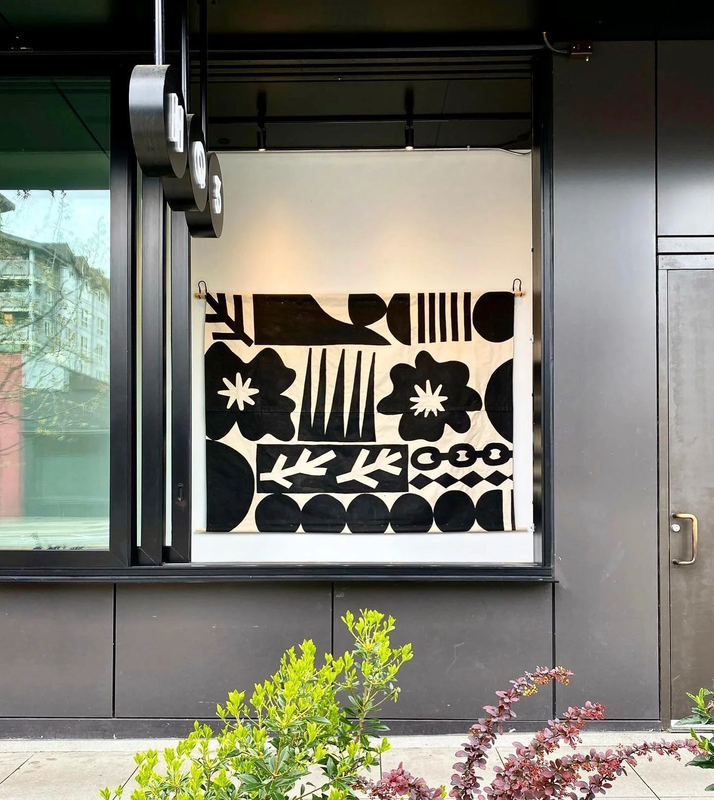 New to HQ3 is a canvas mural by Seattle artist Stephanie Shao (@stepfrae), created just for 9th & Thomas! Come check it out this spring on 9th Ave N 🖤🤍
#9thandthomas #southlakeunion #seattleart #seattleartist