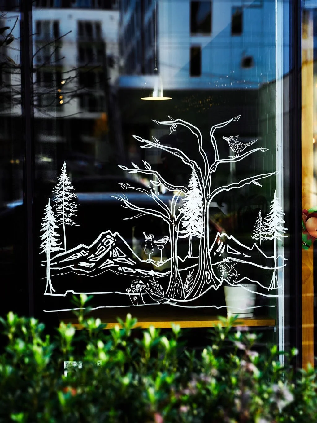 🪩 Happy New Year from 9th &amp; Thomas 🪩 Our holiday hours for Wed, 12/31 (NYE) and Thurs, 1/1 (NYD):

9T Lobby: Open 12/31 (7a-6p), Open 1/1 (8a-2p)

@evokecafebar: Open 12/31 (7a-4p), Open 1/1 (8a-2p)

@jacksbbq SLU: Open 12/31 (7-10a, 11a-9p), C