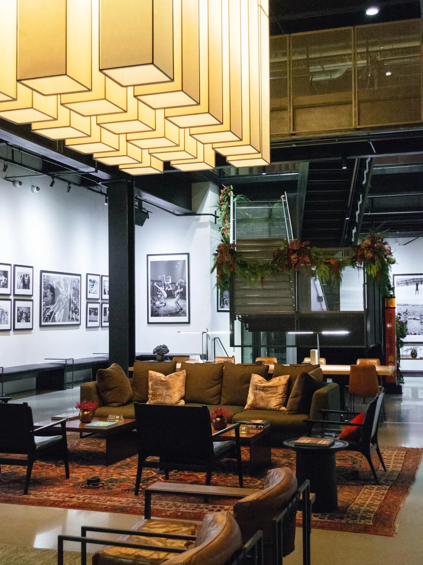 🌟 Happy Holidays from 9th &amp; Thomas 🌟 Our hours for Wed, 12/24 and Thurs, 12/25 are as follows:

9T Lobby: Open 12/24 (7a-6p), Closed 12/25

@evokecafebar: Open 12/24 (7a-2p), Closed 12/25

@jacksbbq SLU: Open 12/24 (11a-2p), Closed 12/25

@thom