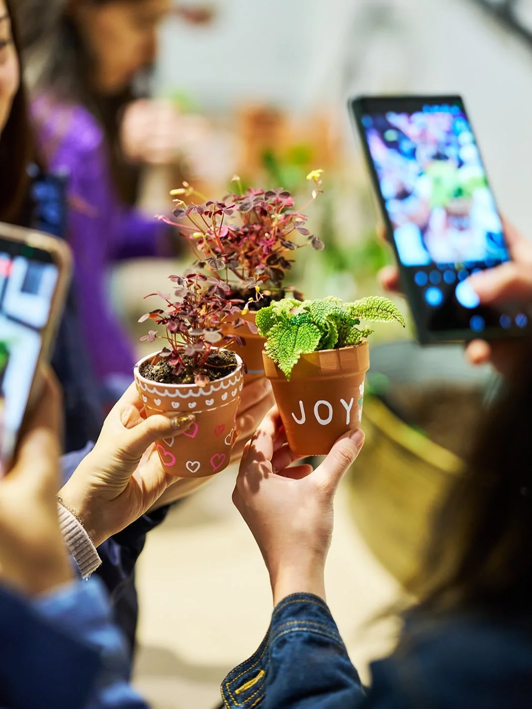 Grow With Us 🌎 This Earth Day, our community showed up in the best way! Surrounded by a backdrop of spring florals by @bahtoh, guests got their hands dirty at the Plant Bar (🪴 from @seattleplantstore), took home custom totes designed by talented lo