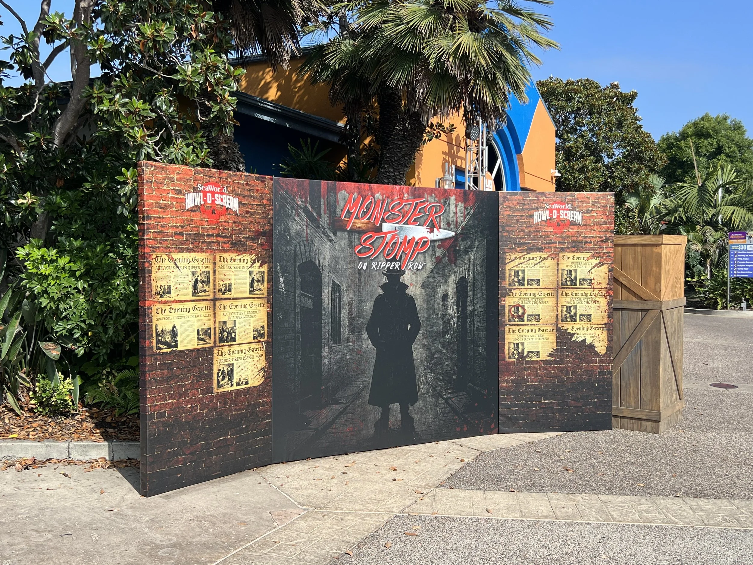 Howl-O-Scream  Display