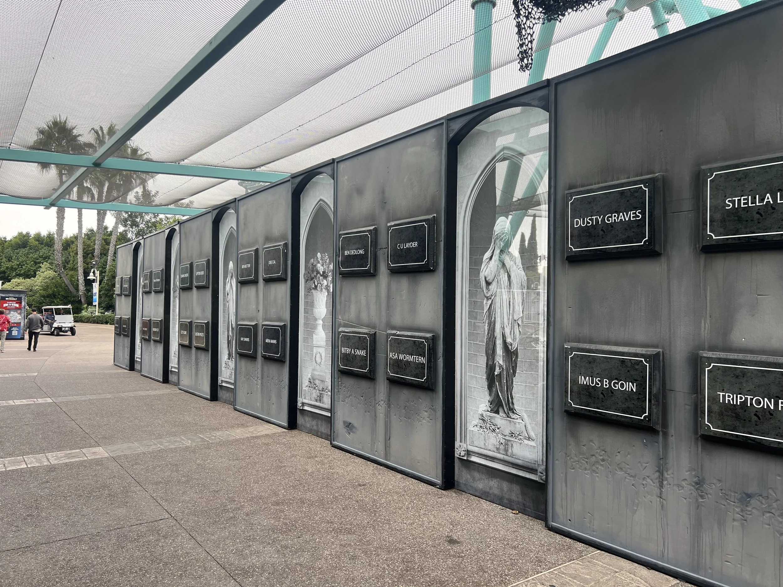 Howl-O-Scream Mesh Banners