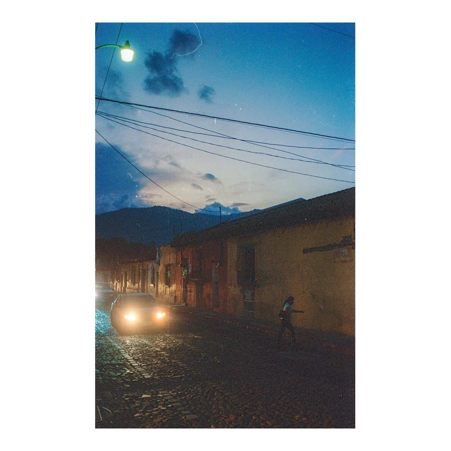 nothing like streetball under the volcanoes @godoigabe 
&bull;
&bull;
&bull;
&bull;
&bull;
#filmphotography #35mm #nikon #kodak #portra800 #antigua #guatemala